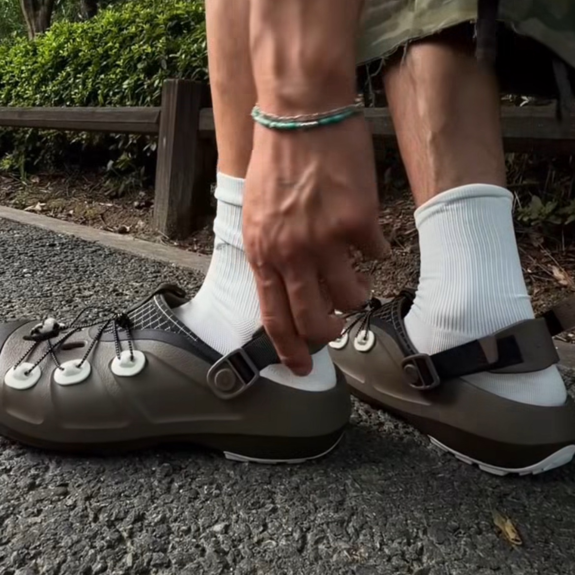 Crocs x Helinox Quick Trail Clog Walnut, Crocs x Helinox Quick Trail Clog Black 착용 스타일
