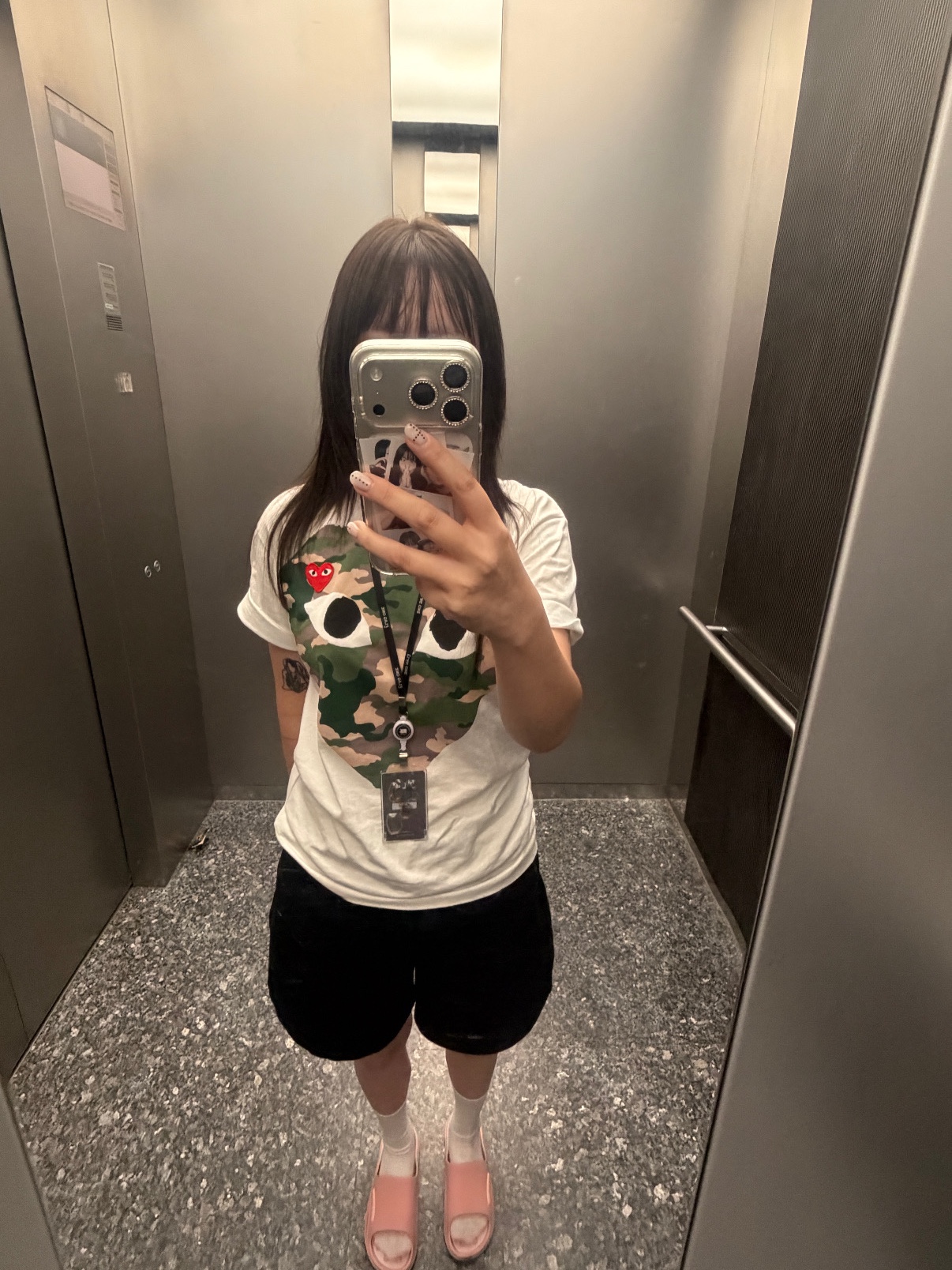 Play Comme des Garcons Camouflage Heart T-Shirt White 착용 스타일 - 2