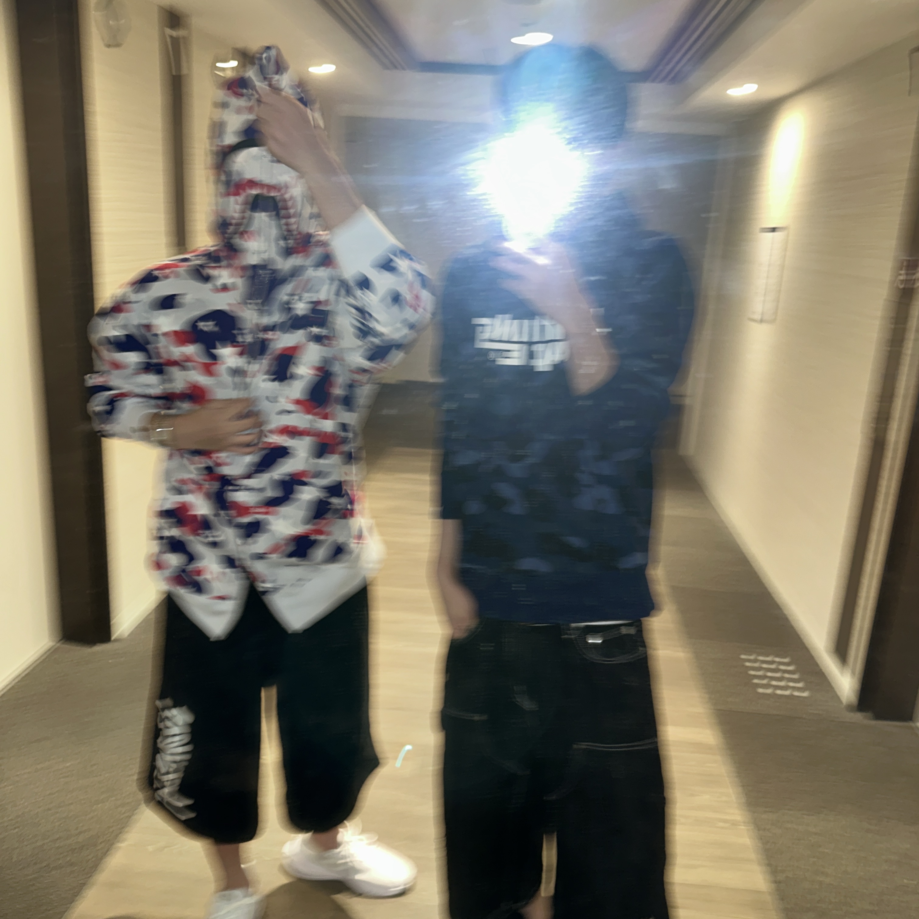 BAPE Sta Strike Camo Shark Relaxed Fit Full Zip Hoodie White, BAPE Color Camo Pullover Hoodie Navy 착용 스타일 - 3