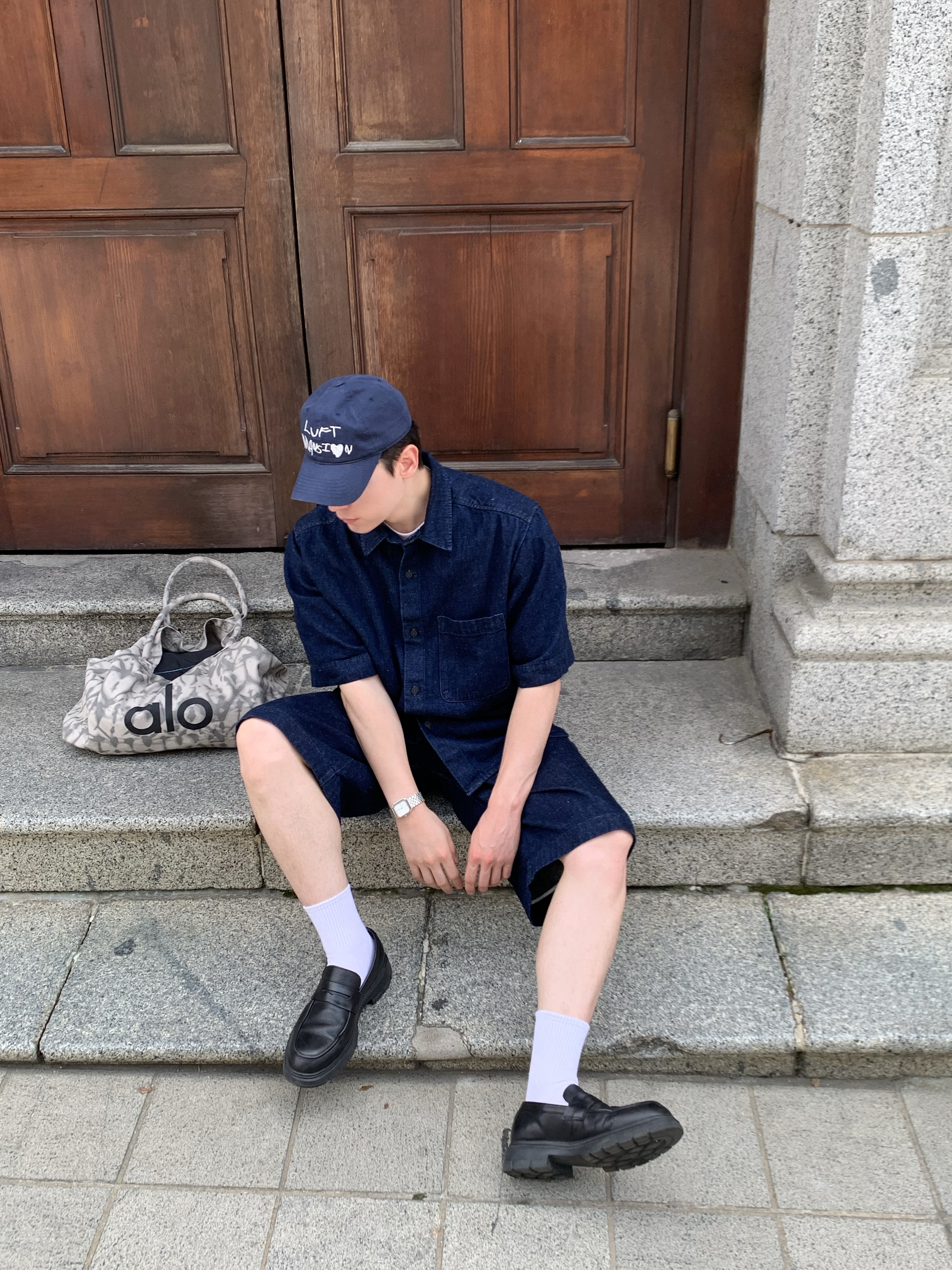 Alo Yoga Iconic Shopper Tote Bag Grey Tiedye 착용 스타일 - 2