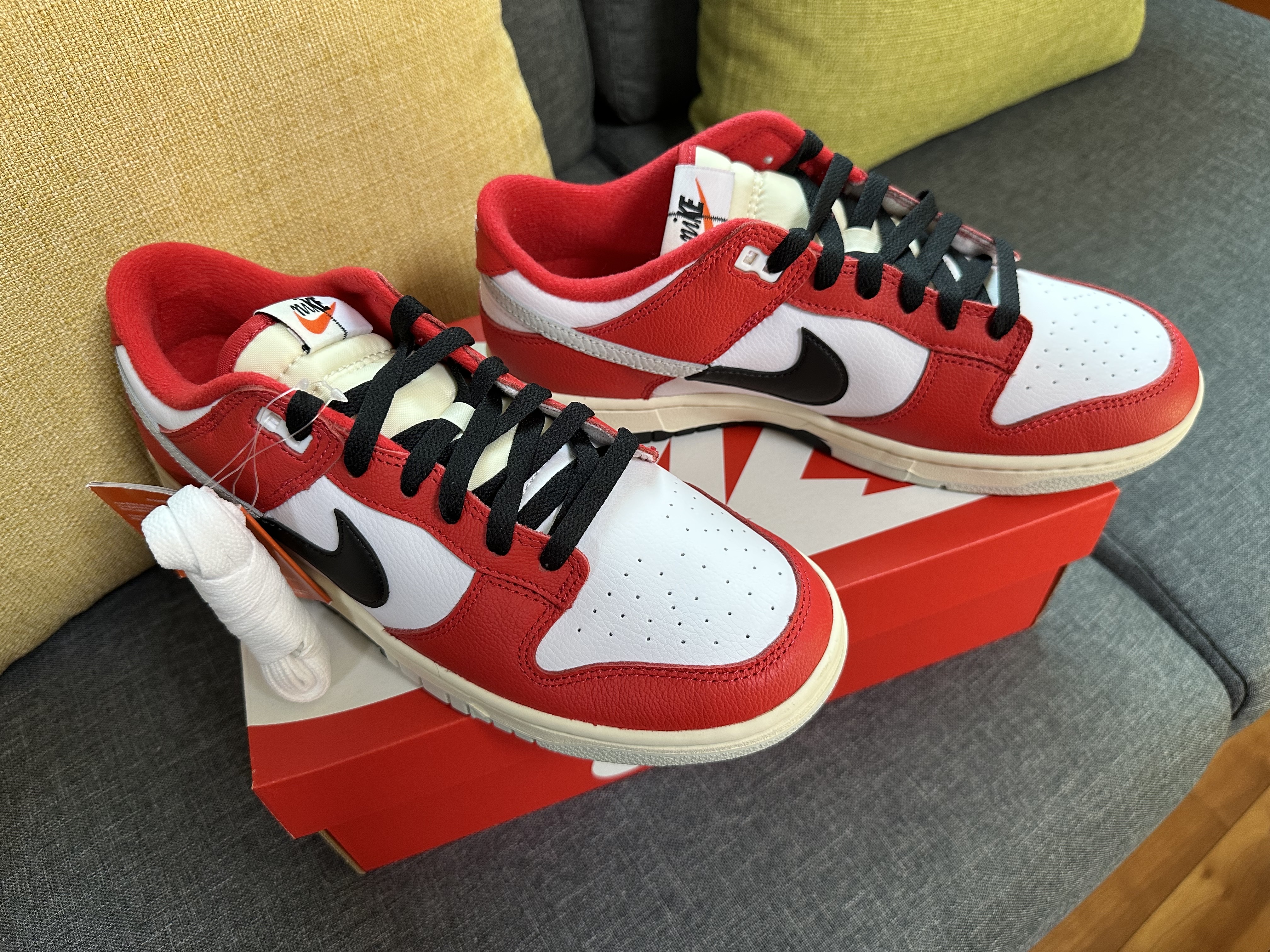 Nike Dunk Low Retro PRM University Red Black 착용 스타일
