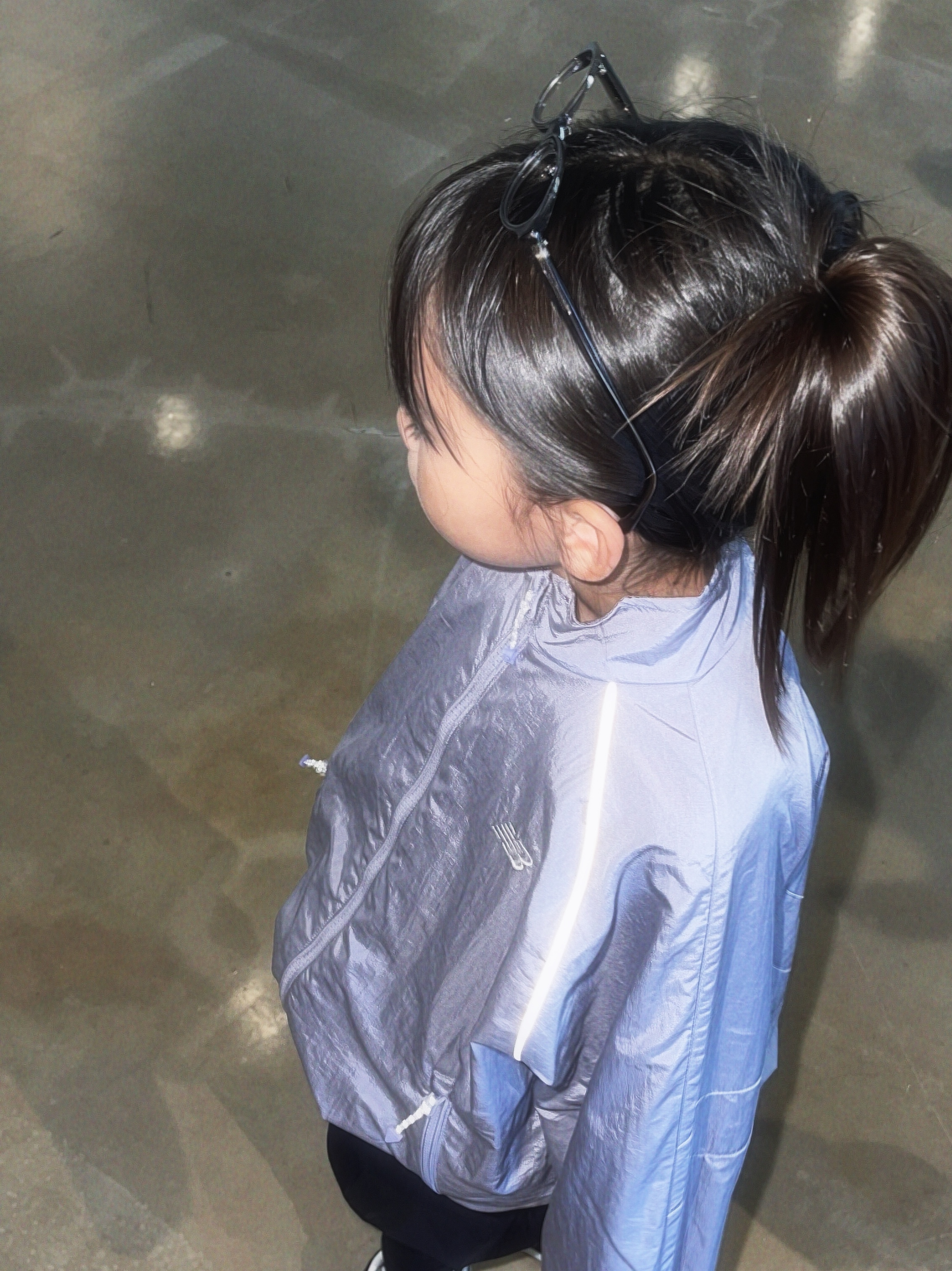 (Kids) New Balance Air Glossy Windbreaker Purple 착용 스타일 - 5