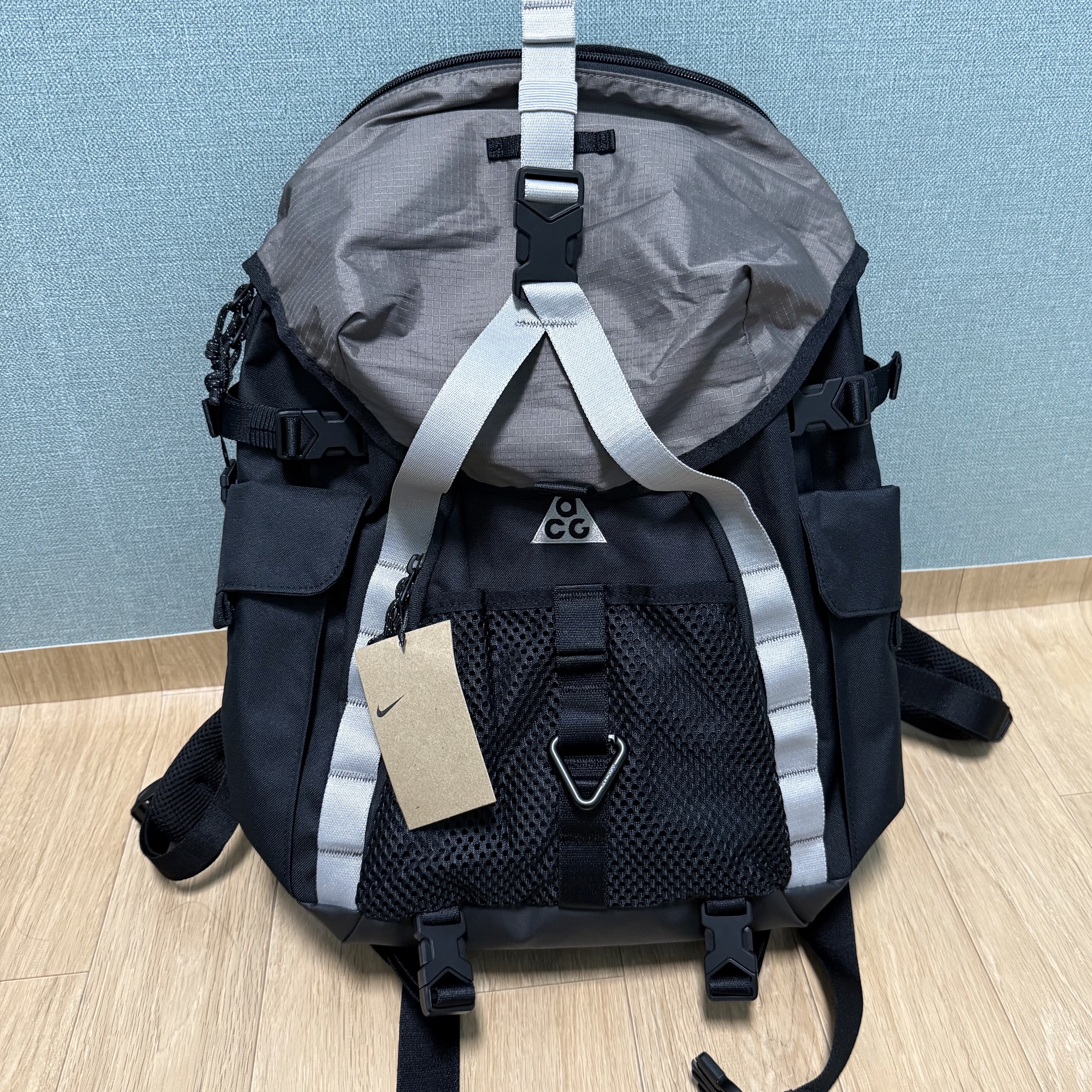 Nike ACG Daymax Backpack 25L Black College Grey 착용 스타일 - 1