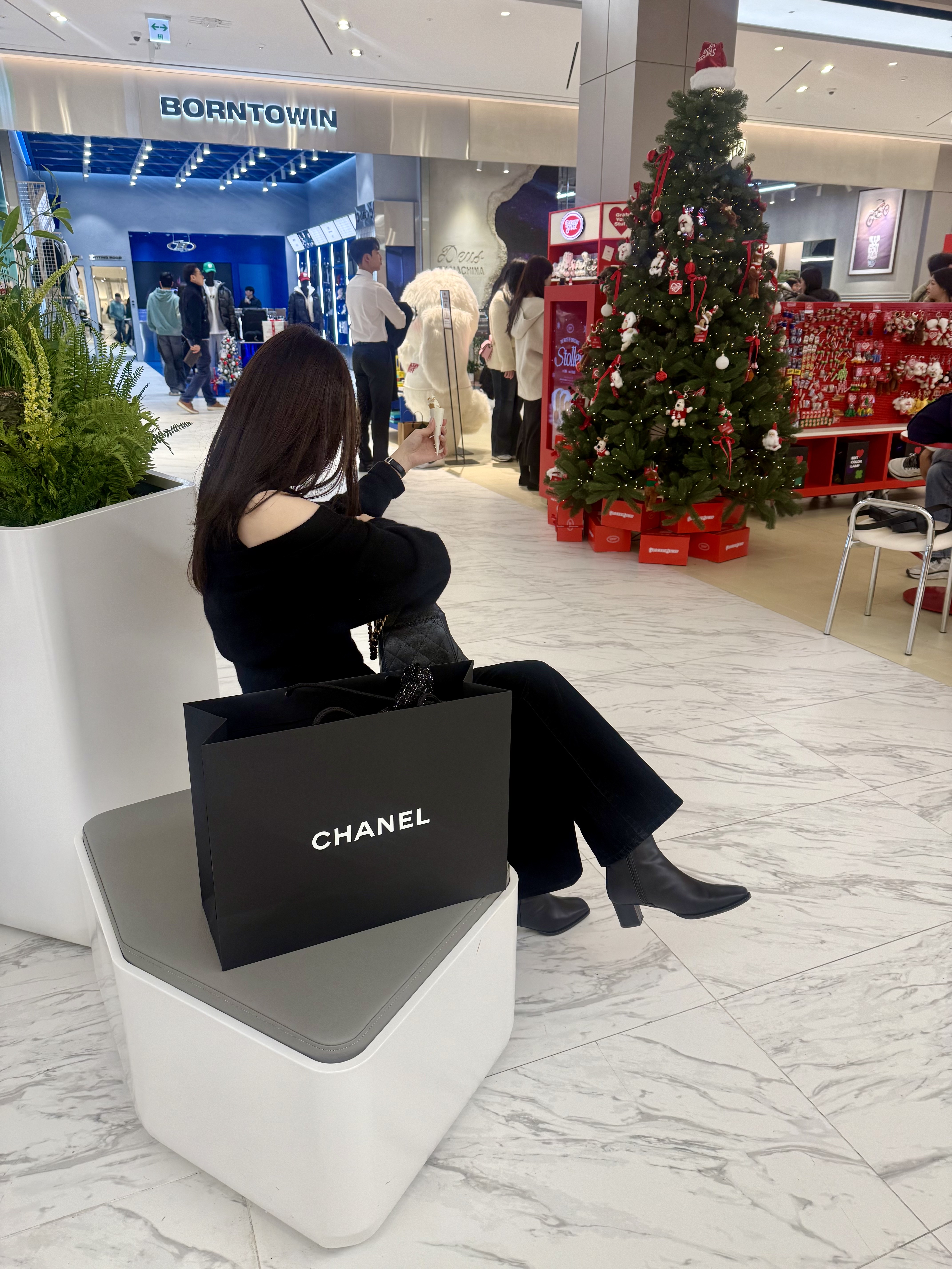 Chanel 25 Small Handbag Grained Calfskin & Gold Black, (W) Chanel Belt Calfskin Resin Strass & Gold Black 착용 스타일 - 2