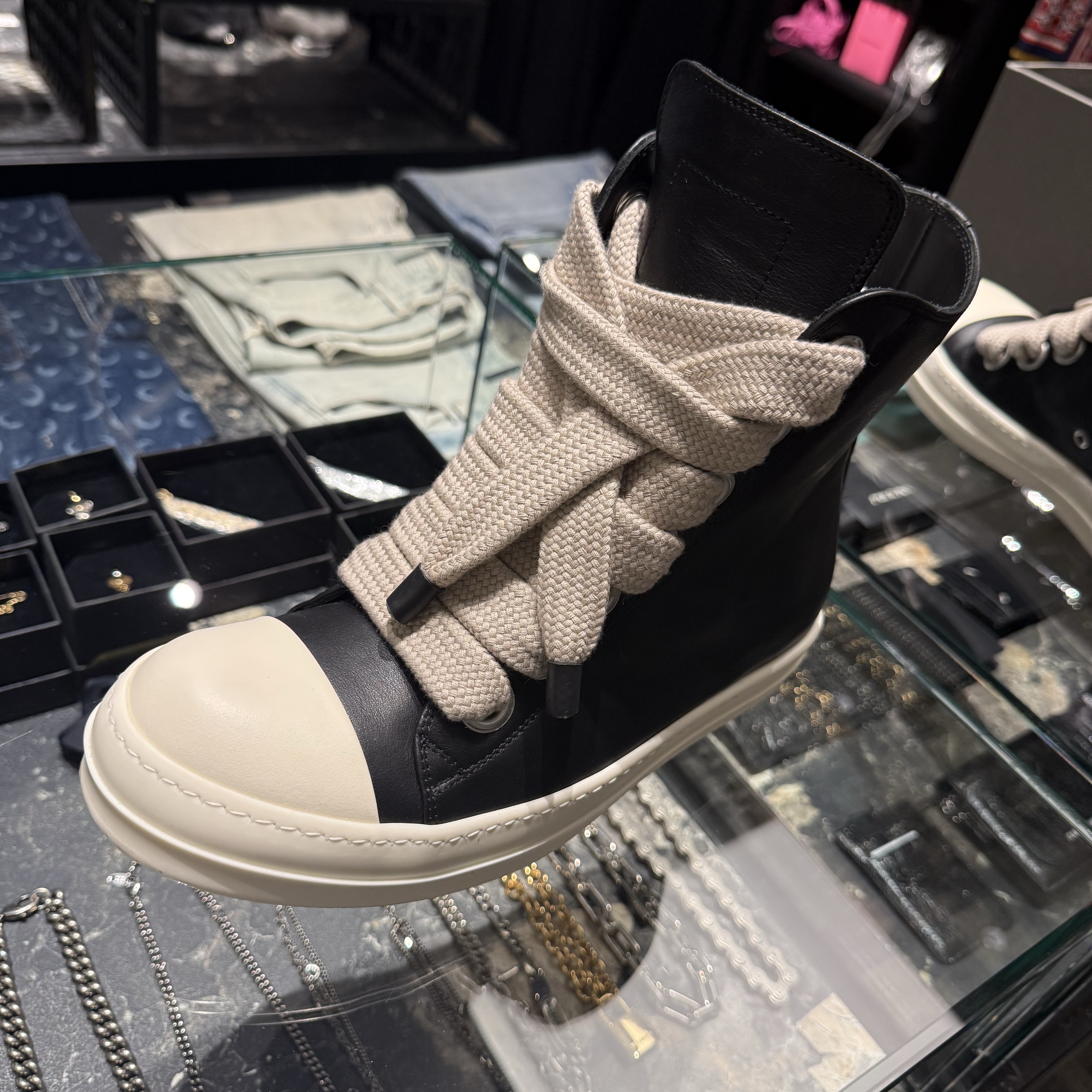 Rick Owens Temple Jumbolace Sneaks in Full Grain Cow Leather Black Milk 착용 스타일