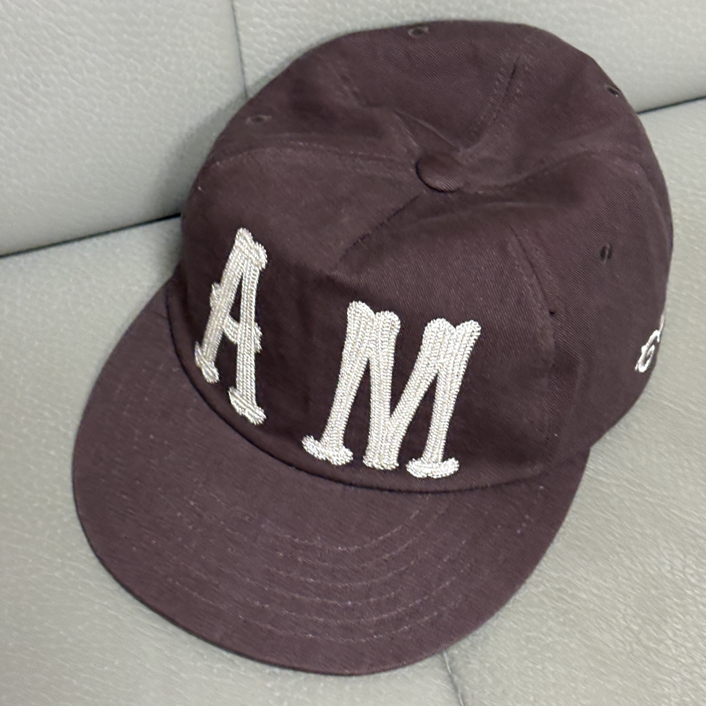 AMOU A.M 5Pannel Cap Brown 착용 스타일