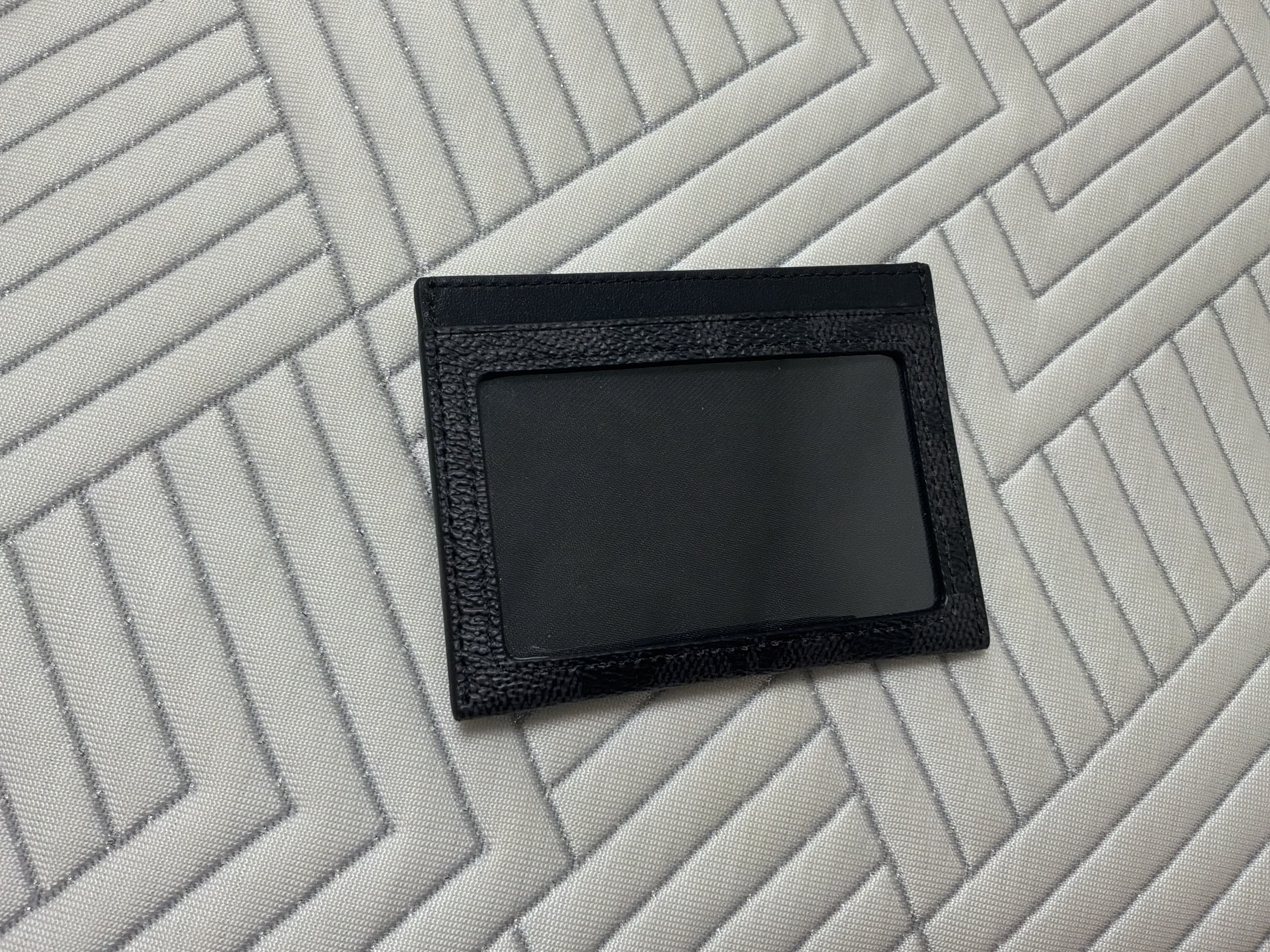 Coach Slim ID Card Case in Signature Canvas Charcoal Black 착용 스타일 - 4
