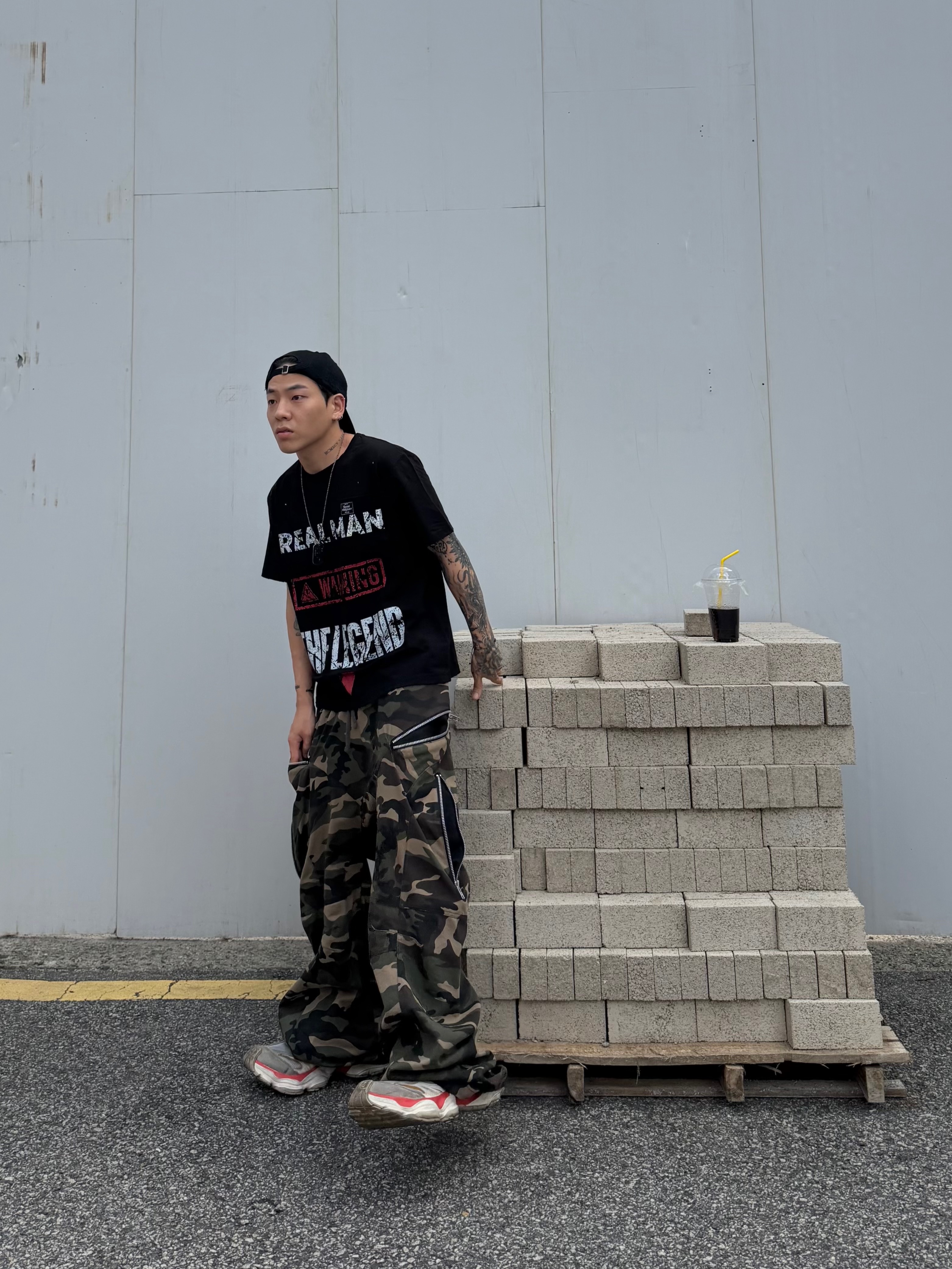 [KREAM 단독] ROARINGRAD Zipper Sagging Pants Nylon Ver. Black, Balenciaga Cargo Sneakers Beige Grey Red 착용 스타일 - 2