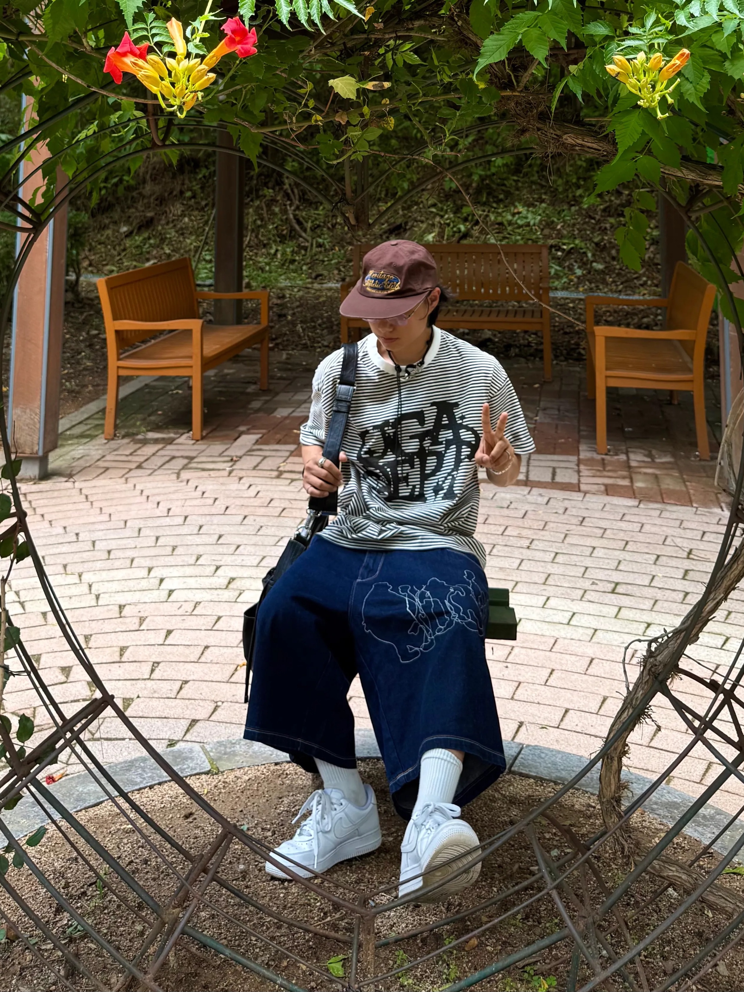 UNIVERSE GARMENT Stripe Graffiti T-Shirt Charcoal 착용 스타일 - 1