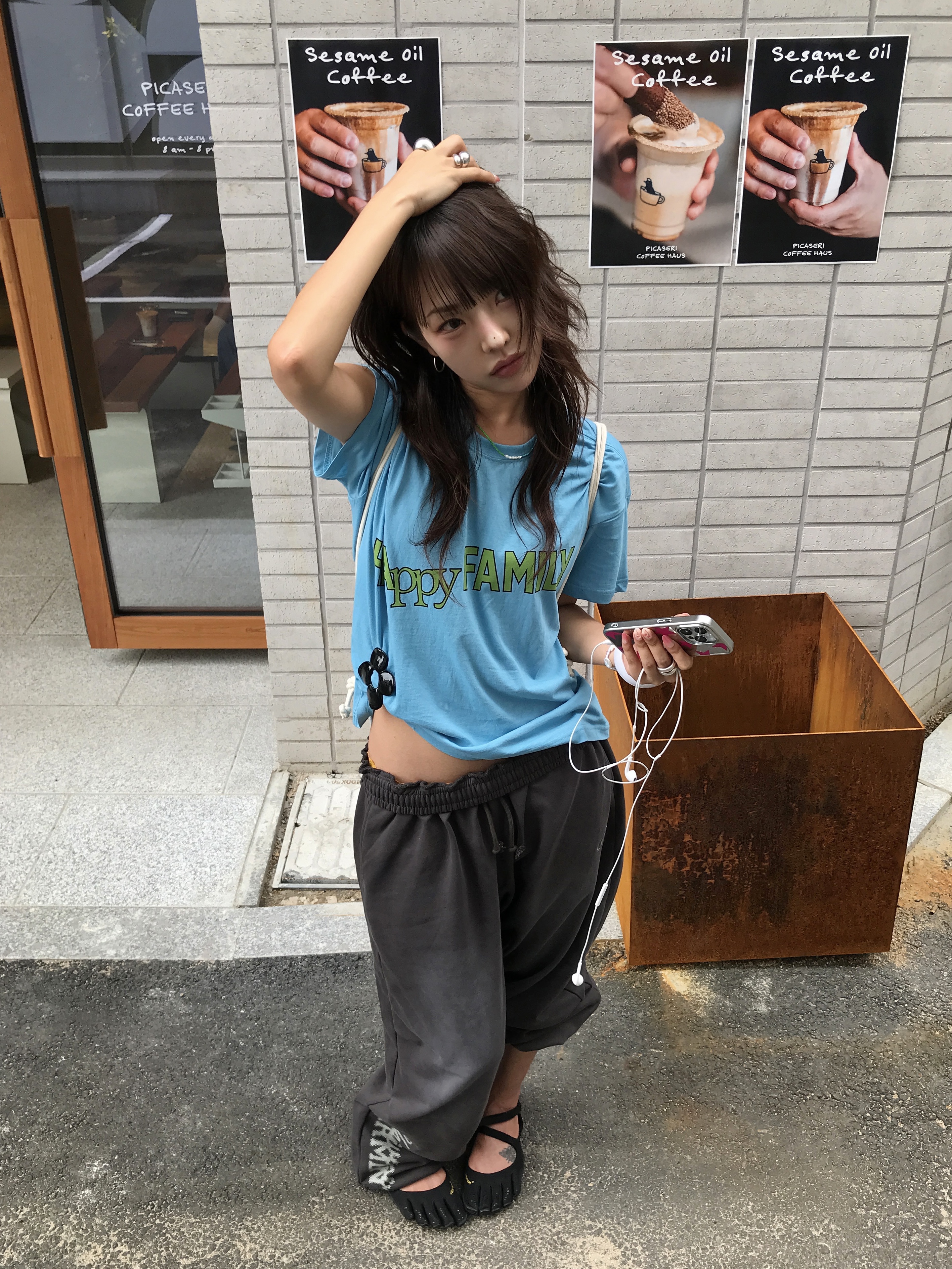 UNIVERSE GARMENT Happy Family Crop T-Shirt Blue 착용 스타일 - 3
