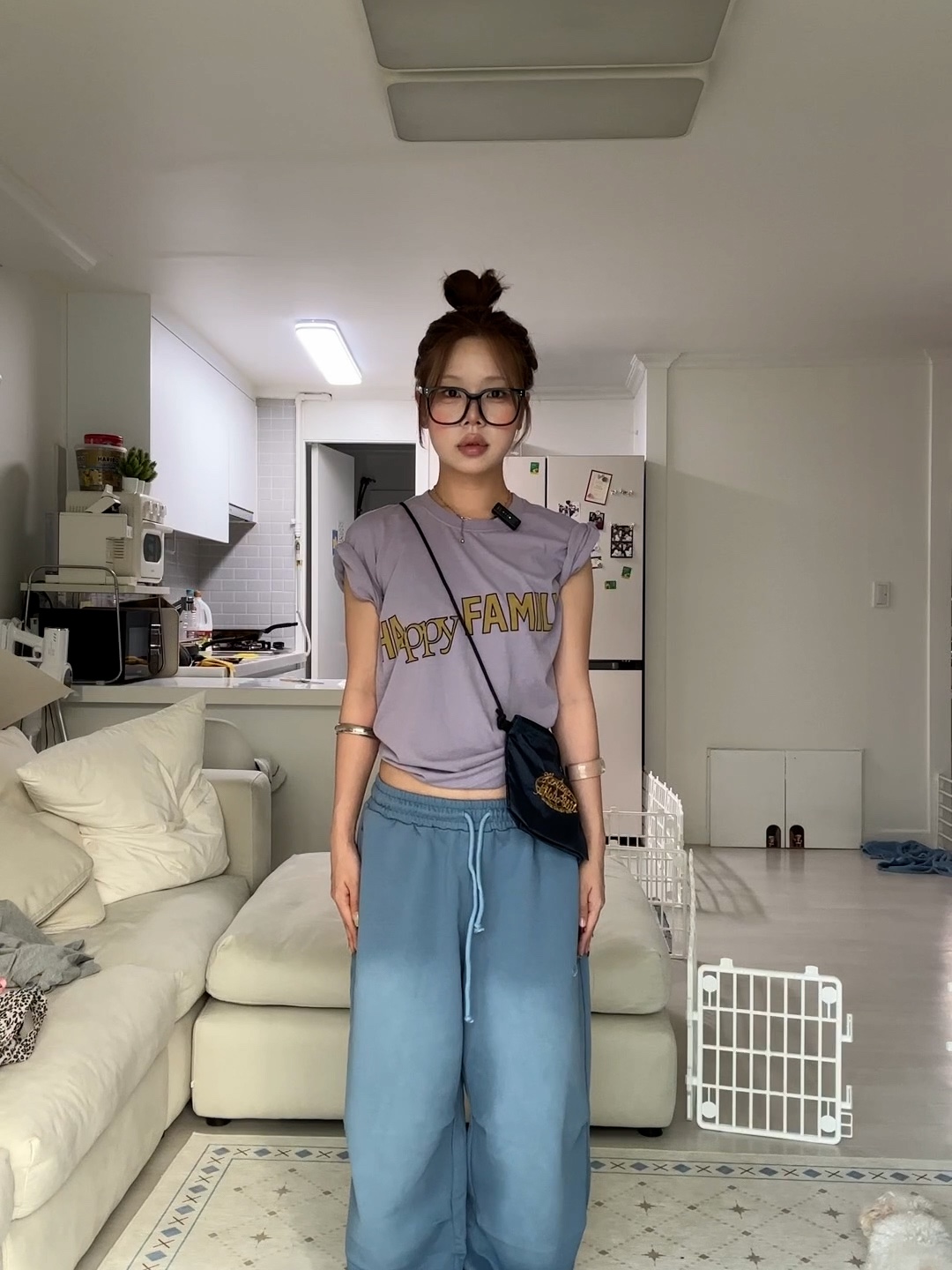 UNIVERSE GARMENT Happy Family Crop T-Shirt Purple, UNIVERSE GARMENT Spray Wide Sweat Pants Blue 착용 스타일 - 2