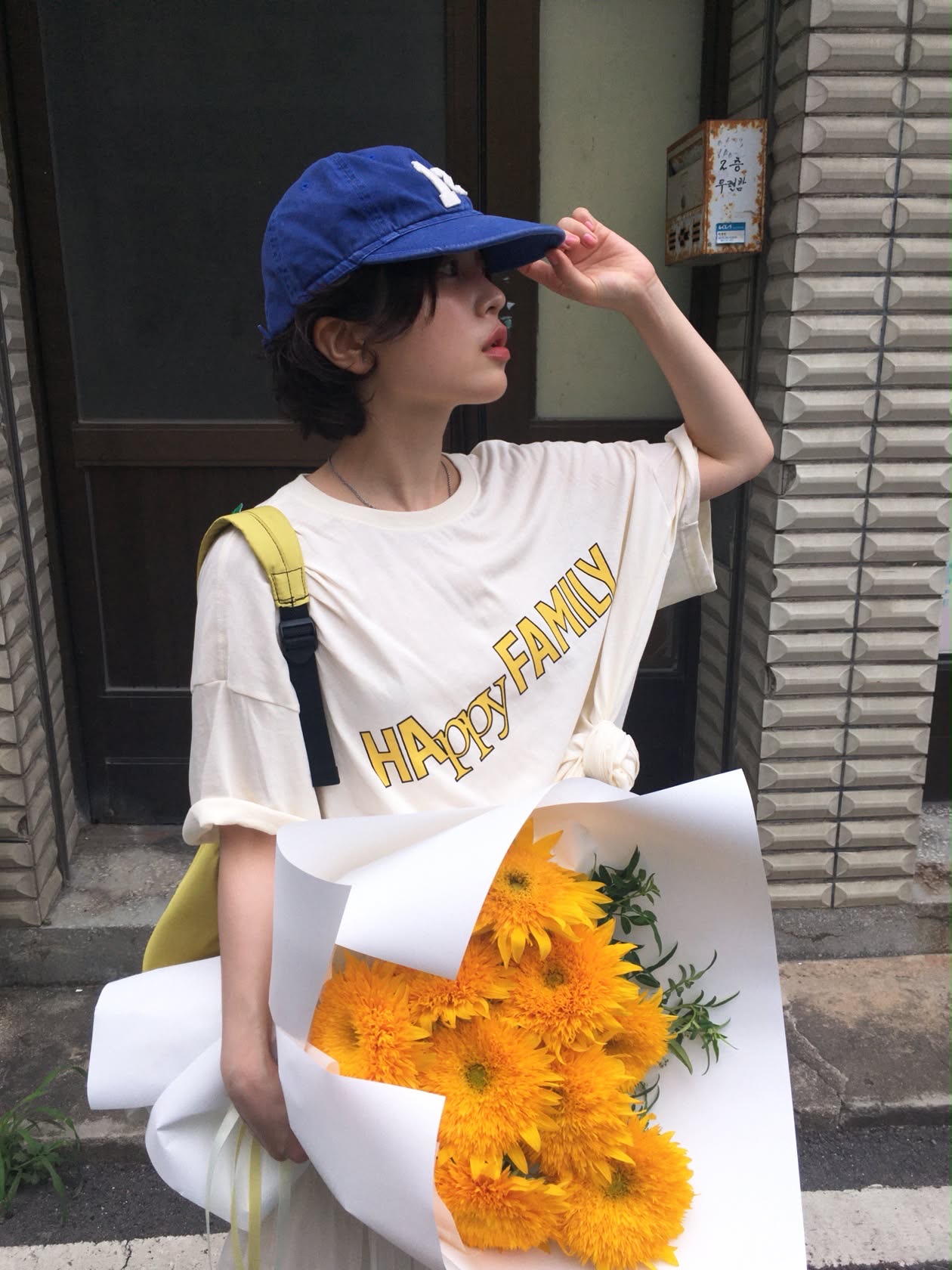UNIVERSE GARMENT Happy Family Crop T-Shirt Ivory 착용 스타일 - 1