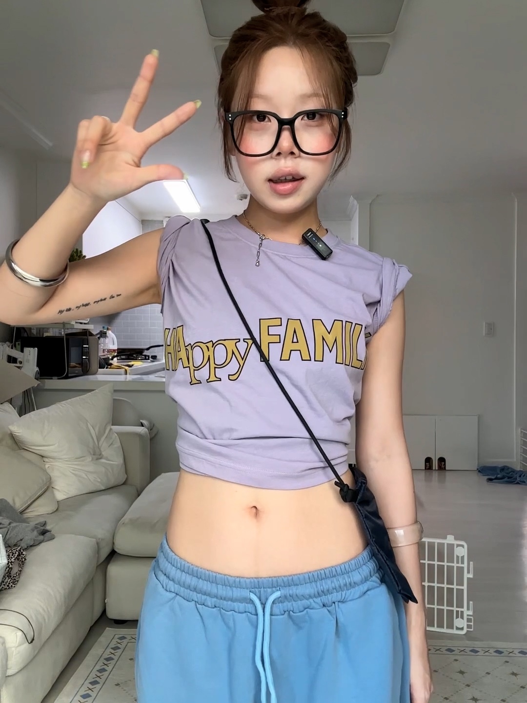 UNIVERSE GARMENT Happy Family Crop T-Shirt Purple, UNIVERSE GARMENT Spray Wide Sweat Pants Blue 착용 스타일 - 1