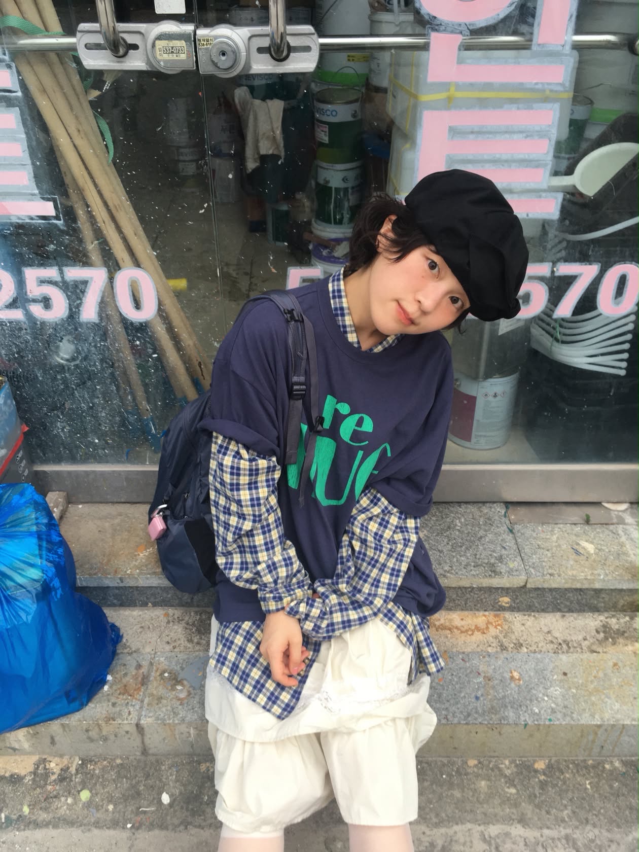 UNIVERSE GARMENT RE HUG Crack T-Shirt Navy 착용 스타일 - 1