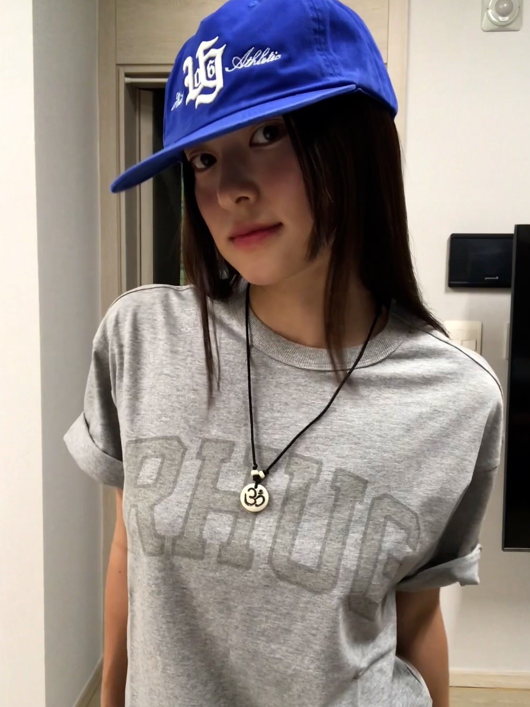 UNIVERSE GARMENT Neutro Prep RHUG T-Shirt Melange Grey, UNIVERSE GARMENT VTG Typo 5 Panel Washing Cap Blue 착용 스타일 - 1