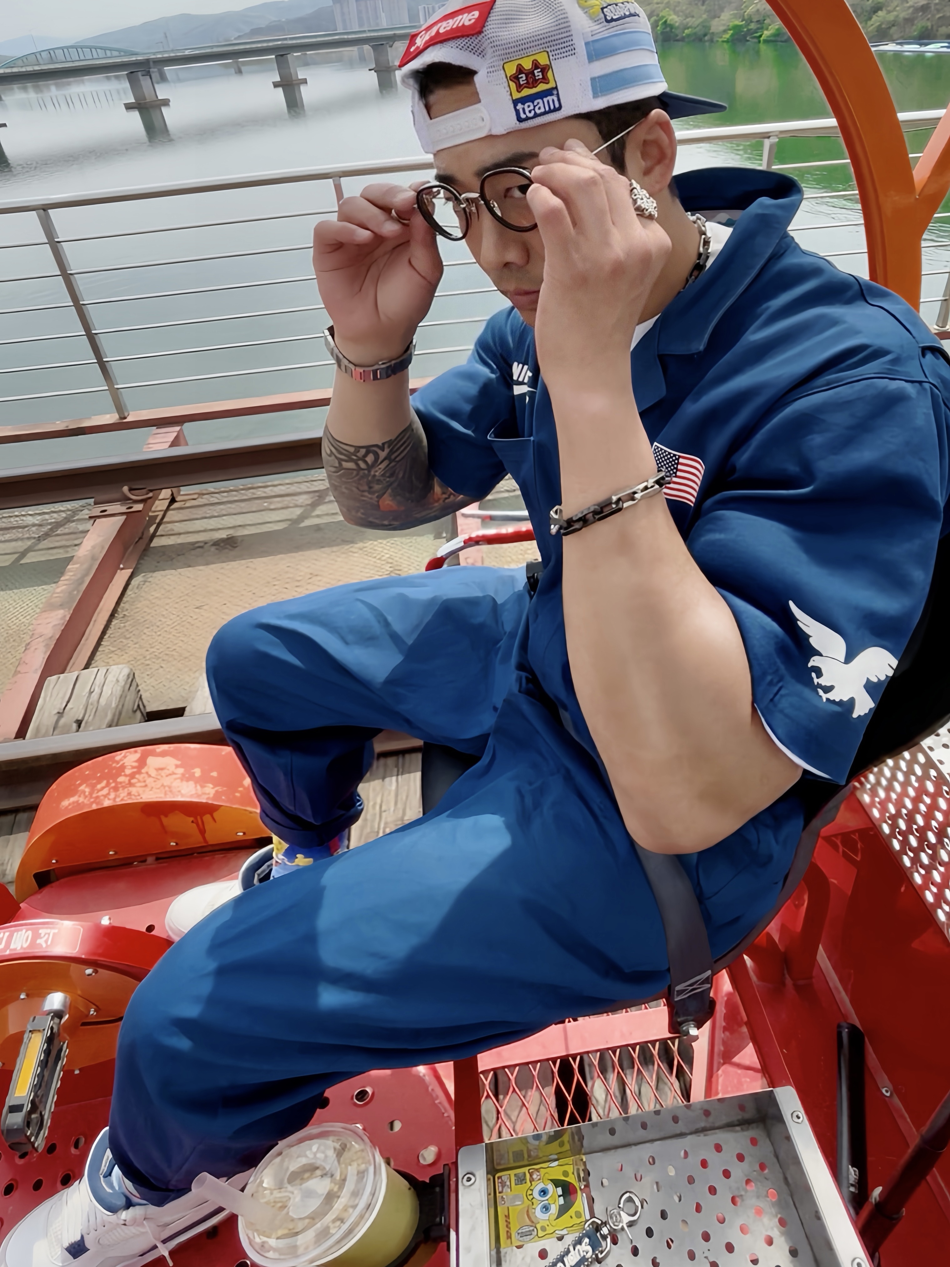 Supreme x SpongeBob SquarePants Jeff Hamilton Mesh Back 6-Panel Navy - 25SS, Supreme x SpongeBob SquarePants Castelli Cycling Sock Blue (1 Pack) - 25SS 착용 스타일