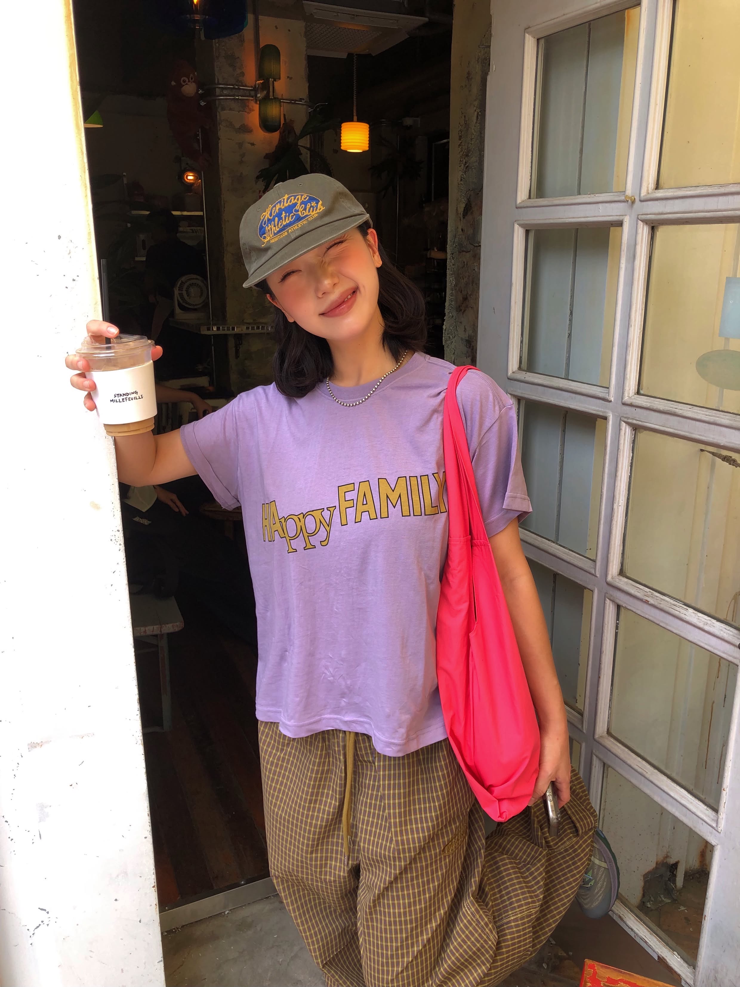 UNIVERSE GARMENT Happy Family Crop T-Shirt Purple, UNIVERSE GARMENT Check Parachute Pants Brown 착용 스타일 - 4