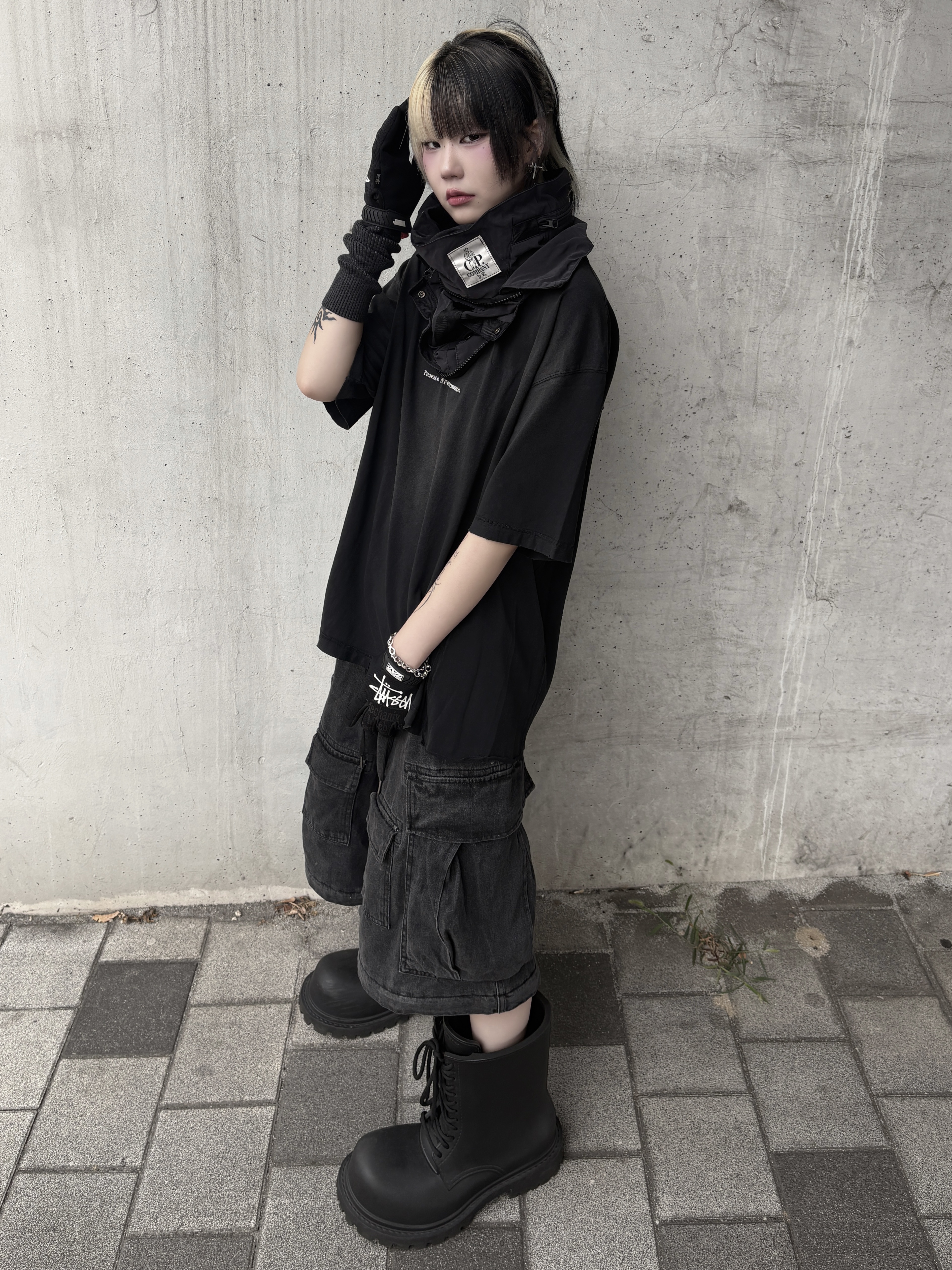 Balenciaga XL Army Boots Full Eva Black, Stussy Mechanix Gloves Black 착용 스타일 - 4