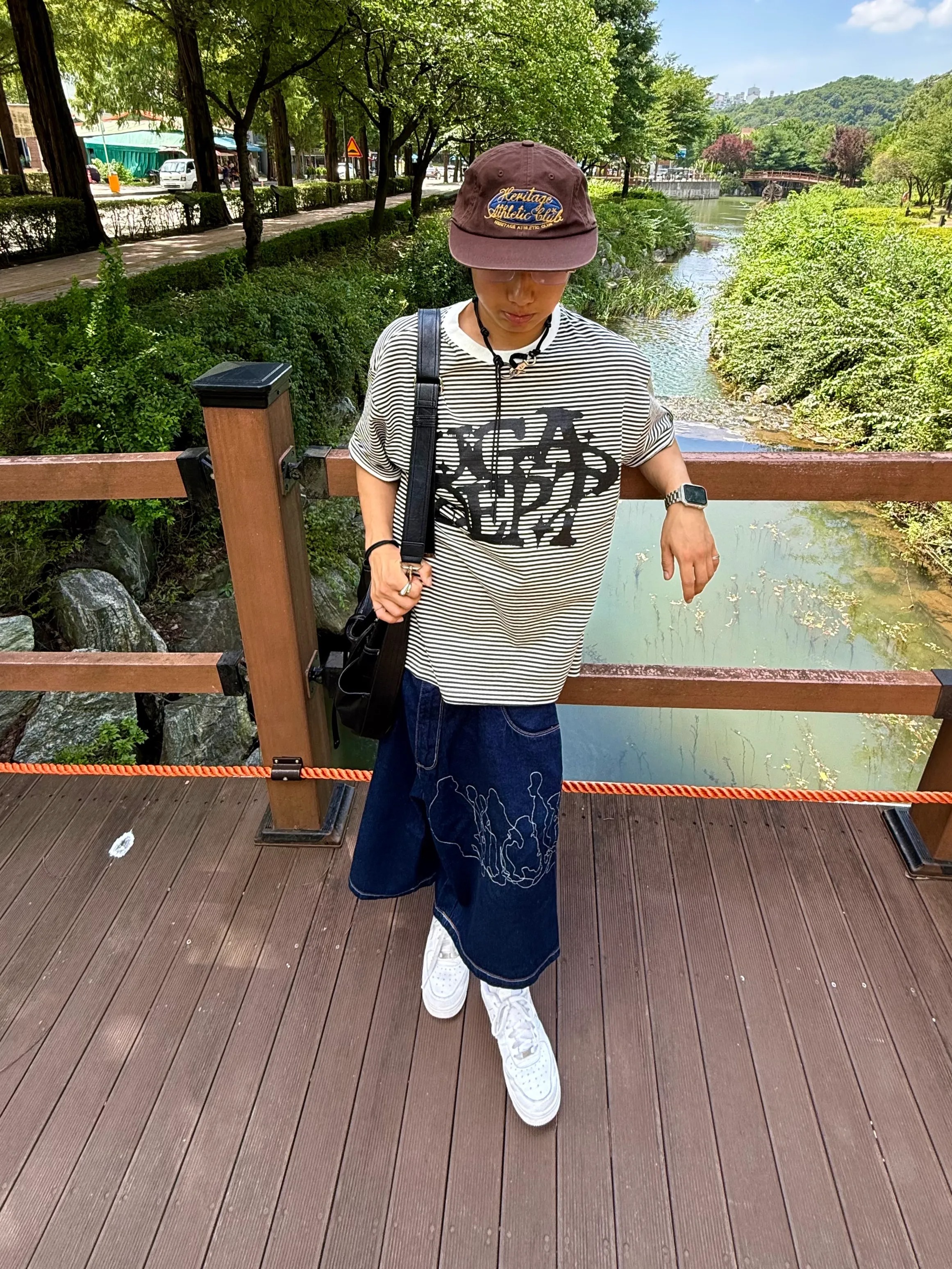 UNIVERSE GARMENT Stripe Graffiti T-Shirt Charcoal 착용 스타일 - 2