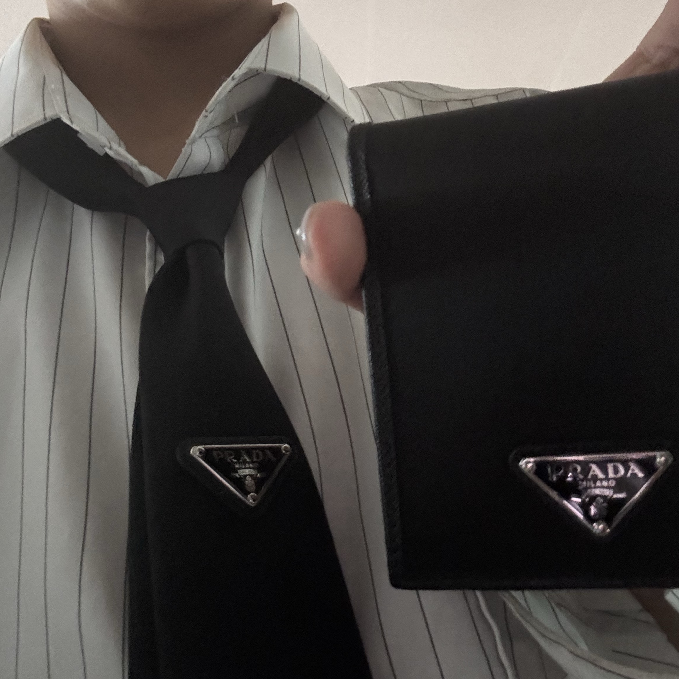 Prada Re-Nylon Wallet Black, Prada Re-Nylon Gabardine Tie Black 착용 스타일 - 2
