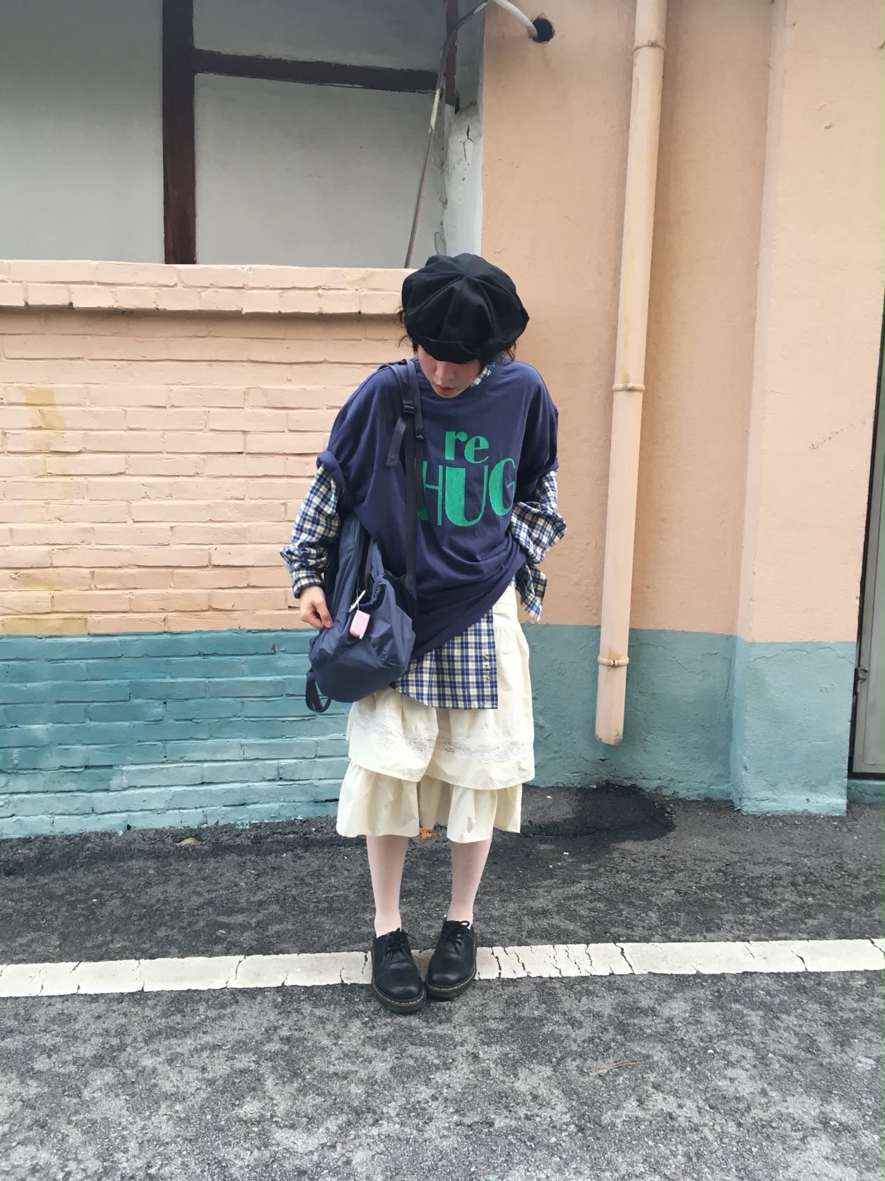 UNIVERSE GARMENT RE HUG Crack T-Shirt Navy 착용 스타일 - 2