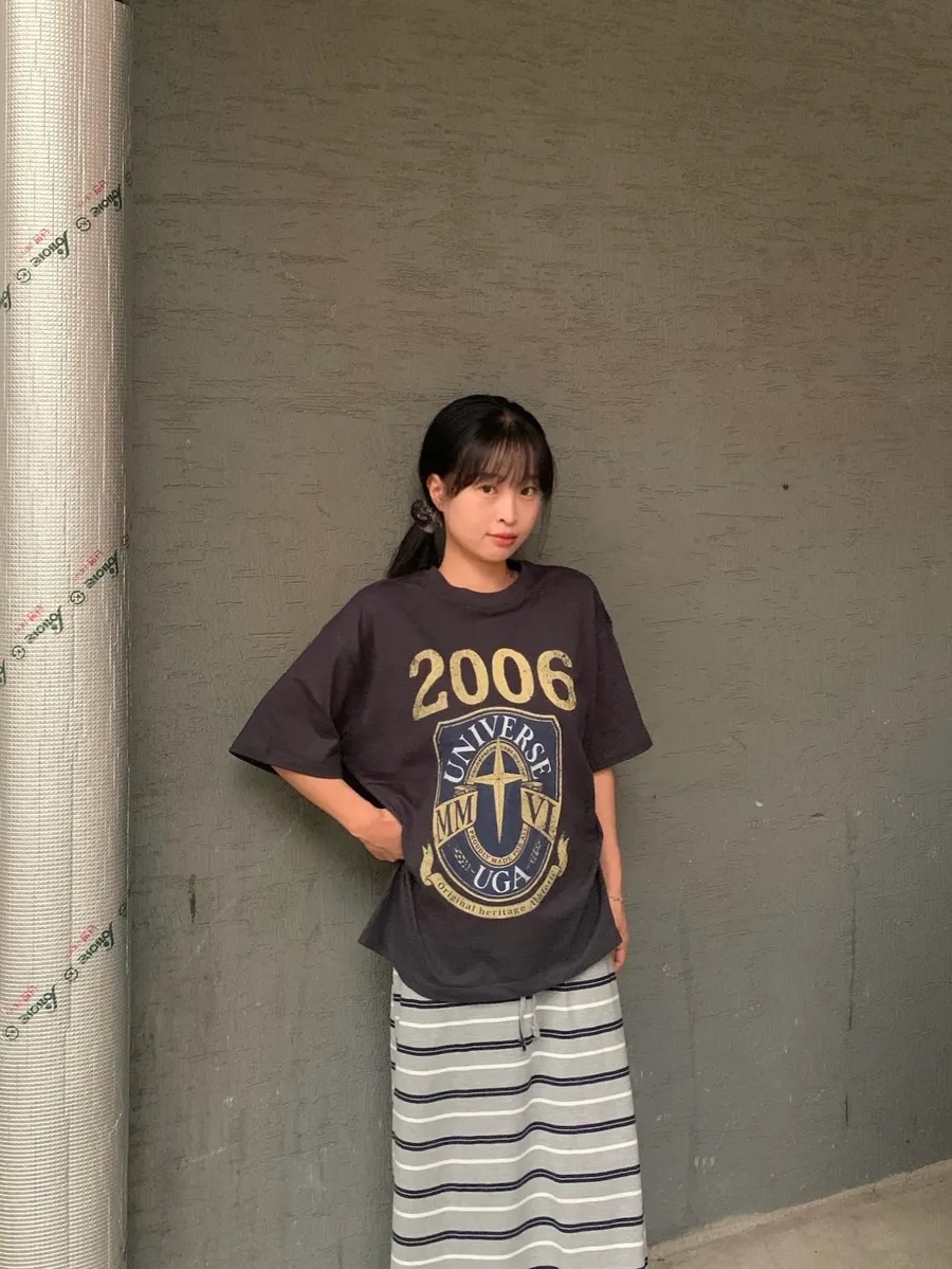 UNIVERSE GARMENT HTG Emblem T-Shirt Charcoal 착용 스타일 - 1