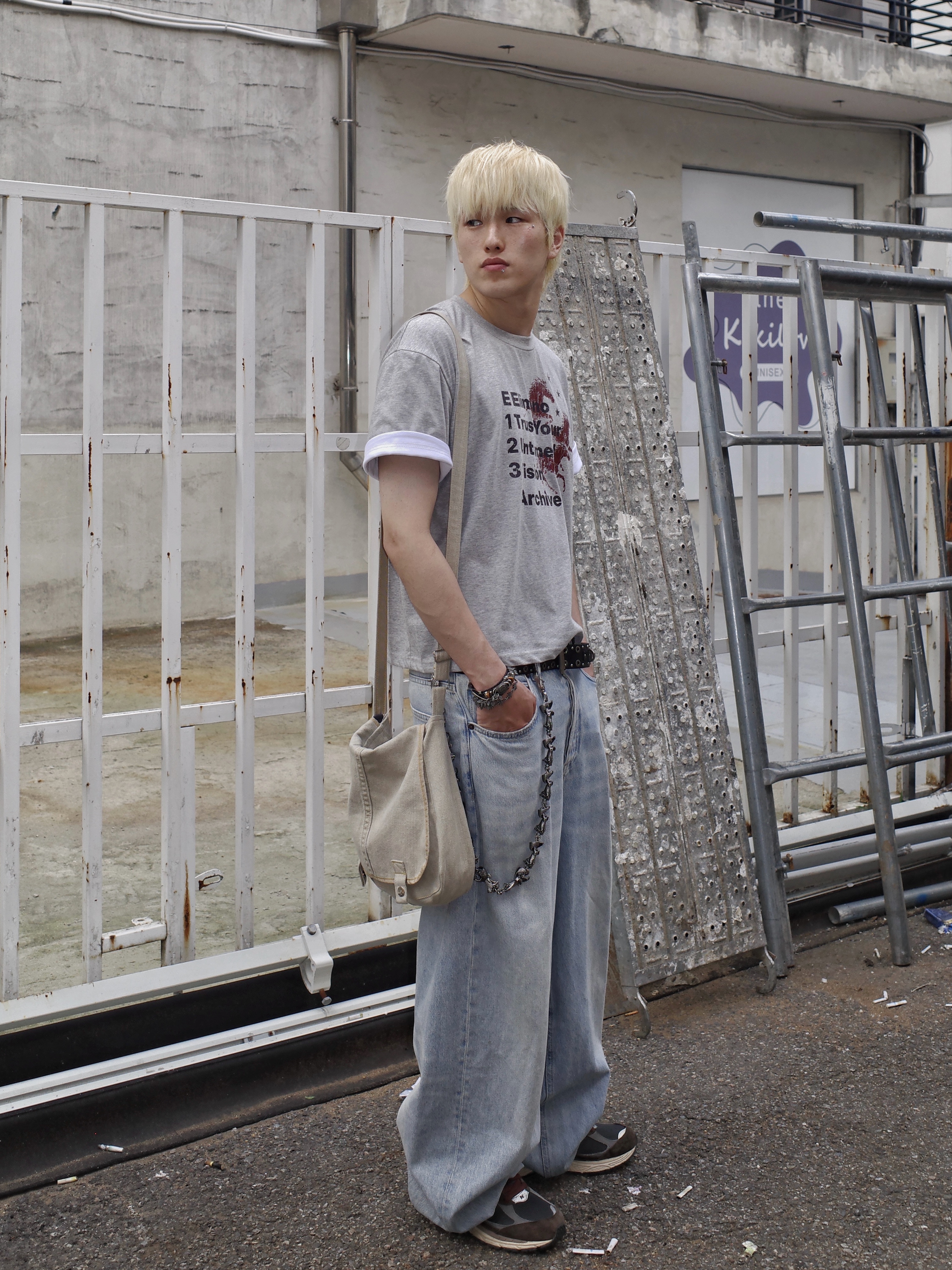 New Balance 2002R Rich Earth Blacktop 착용 스타일 - 3