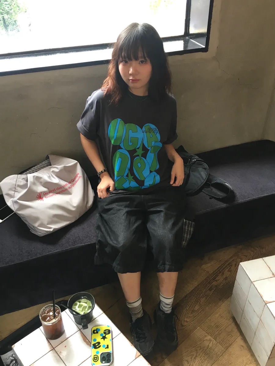UNIVERSE GARMENT Circle Text Print T-Shirt Charcoal 착용 스타일