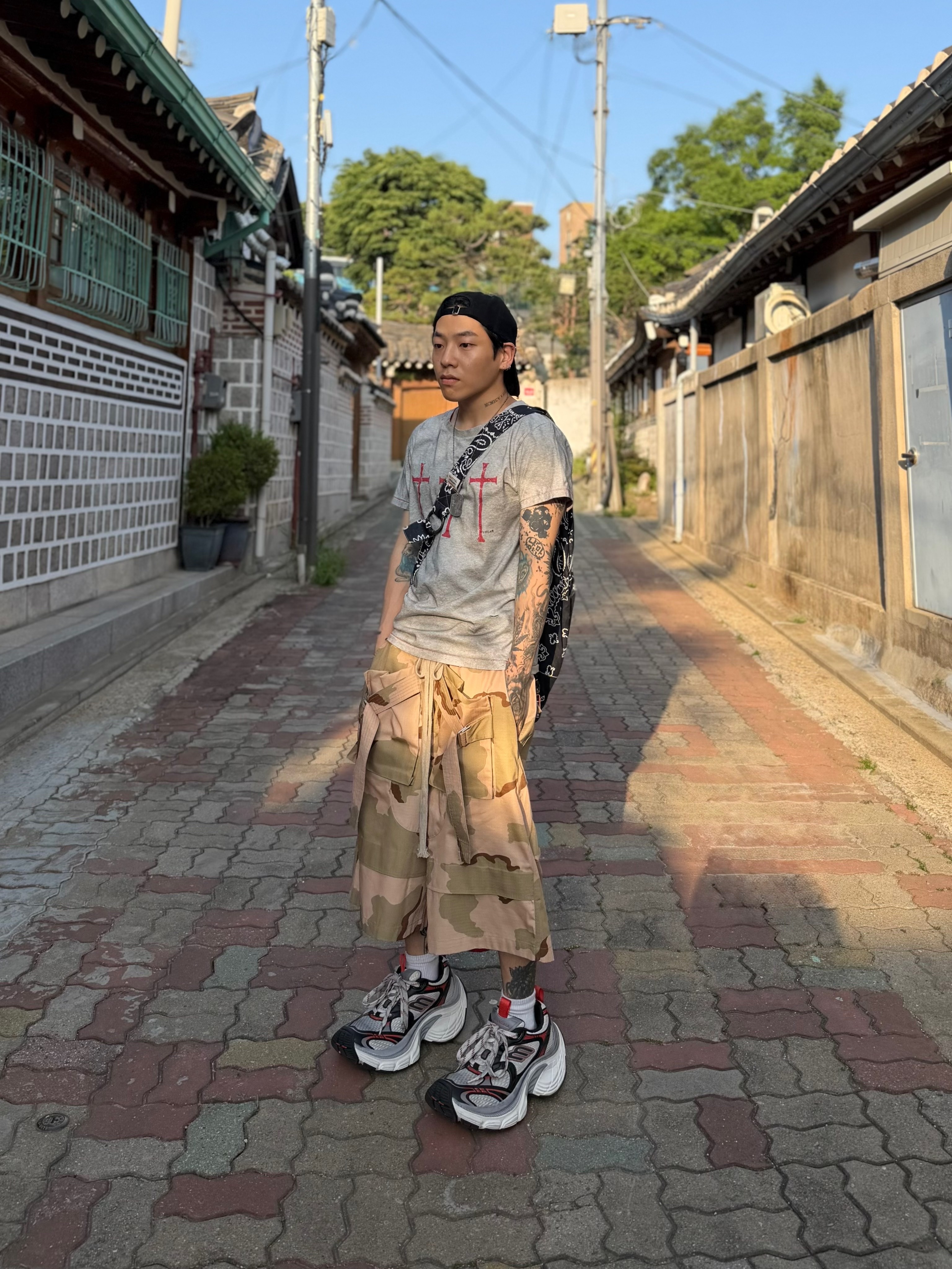 Balenciaga 10XL Sneakers Grey White Red, Wapworks Field Safety Bermuda Desert 착용 스타일 - 2