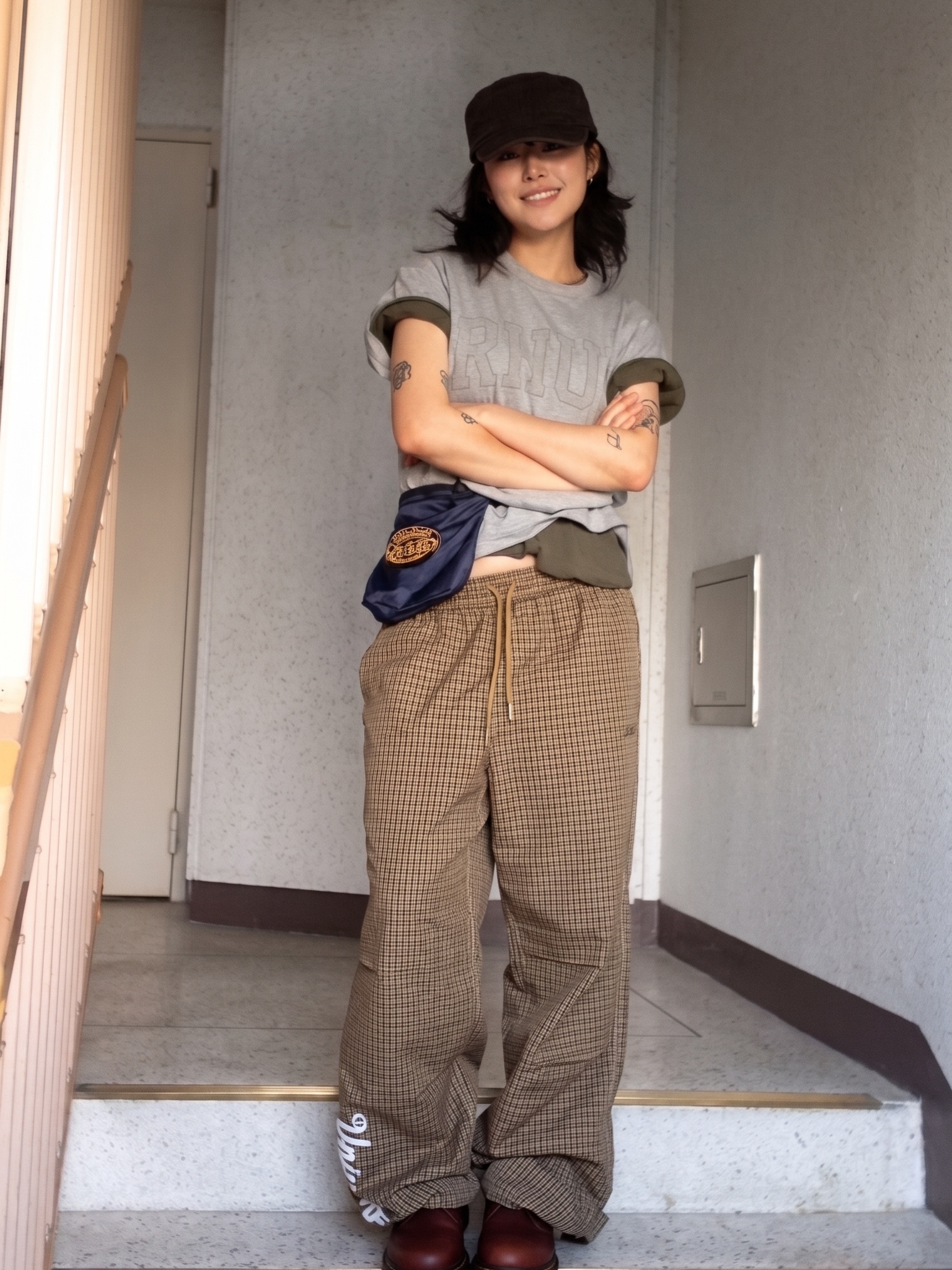 UNIVERSE GARMENT Neutro Prep RHUG T-Shirt Melange Grey, UNIVERSE GARMENT Universe Sign Sacoche Bag Navy 착용 스타일 - 1
