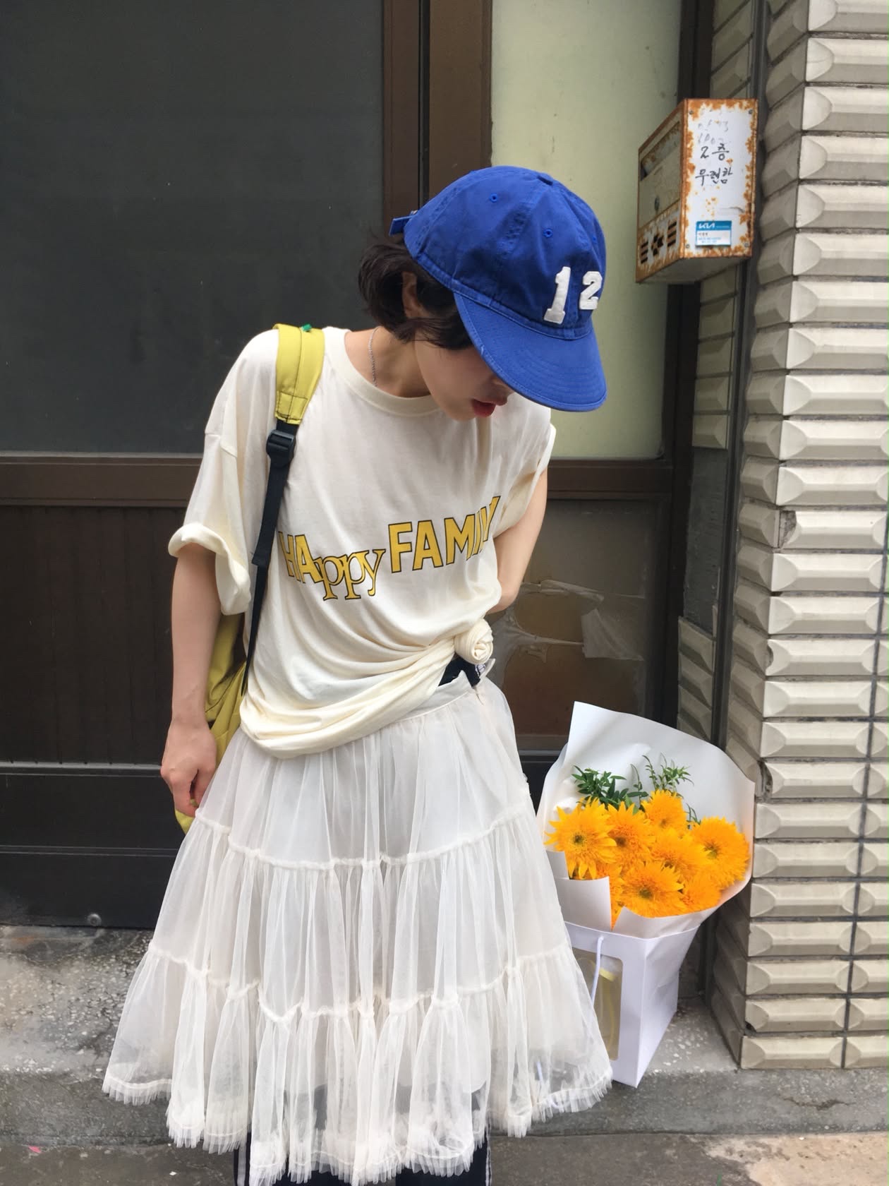 UNIVERSE GARMENT Happy Family Crop T-Shirt Ivory 착용 스타일 - 2