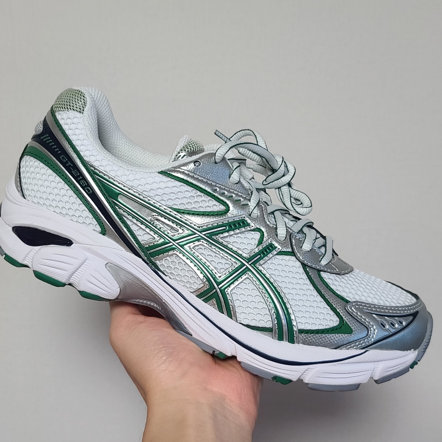 Asics GT-2160 White Shamrock Green 착용 스타일