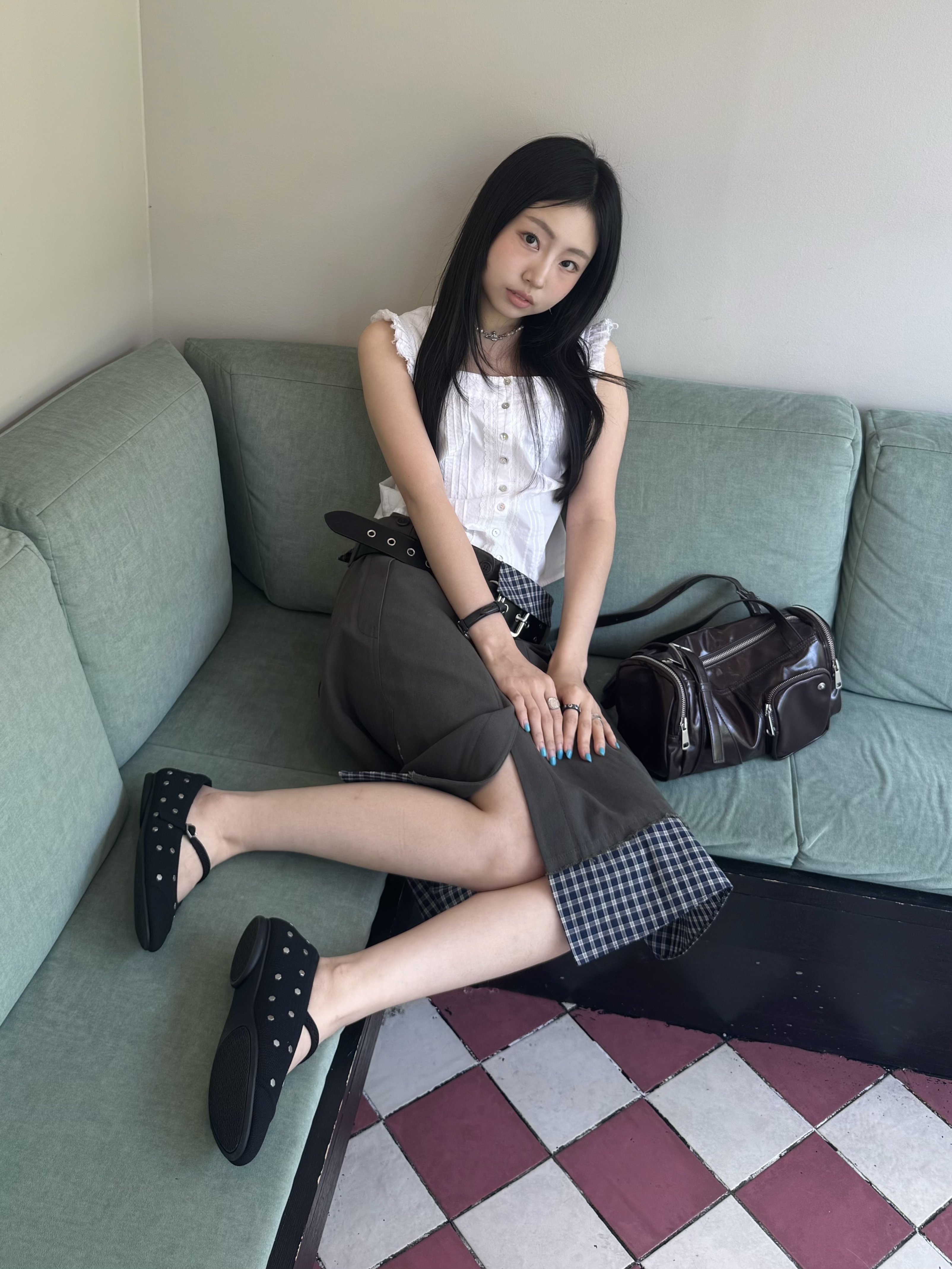 비비안 웨스트우드 올림피아 펄 네클리스 플래티넘 화이트, 비비안 웨스트우드 미니 펄 바스 릴리프 네클리스 실버 착용 스타일 - 1
