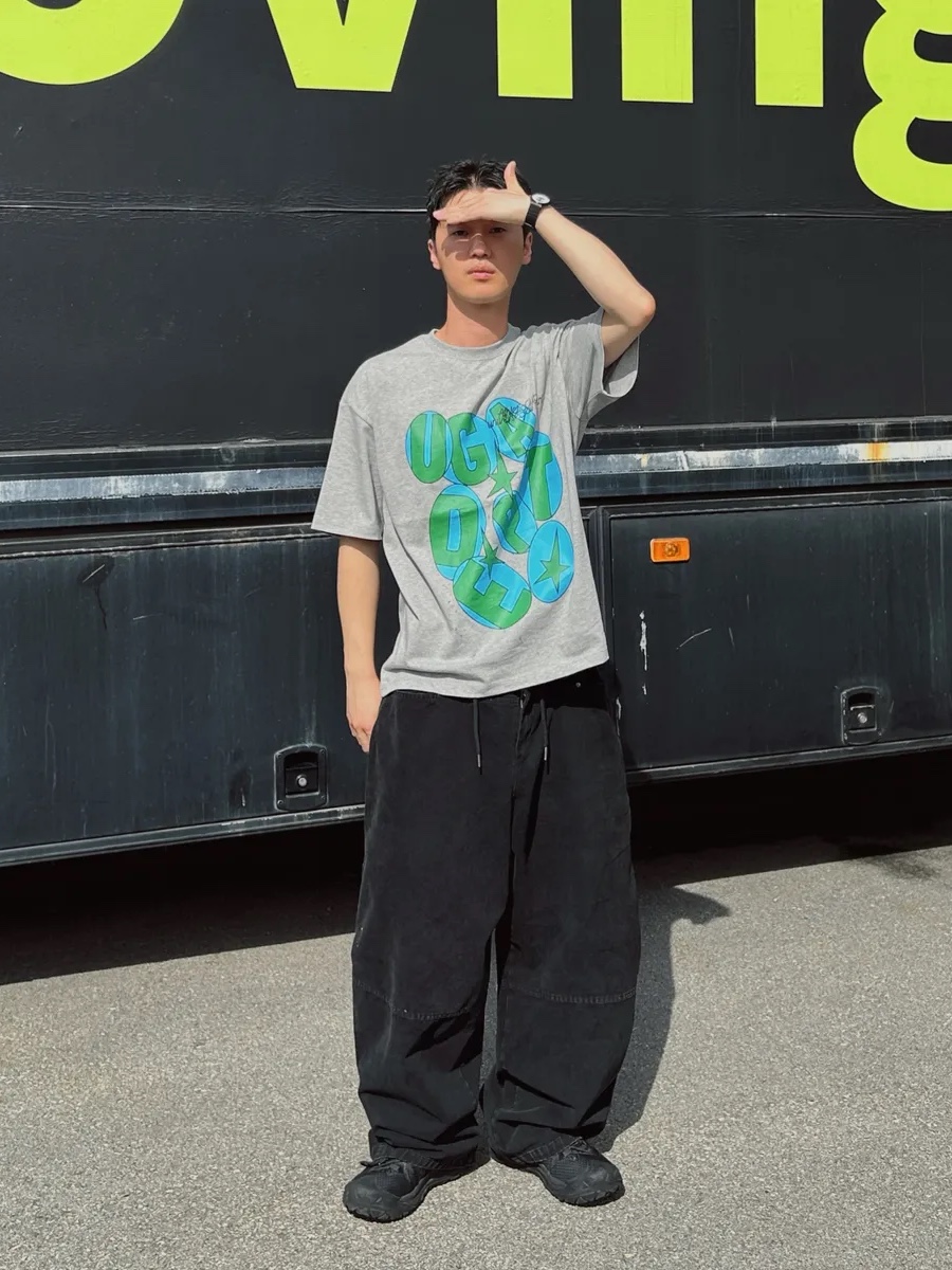 UNIVERSE GARMENT Circle Text Print T-Shirt Melange Grey 착용 스타일