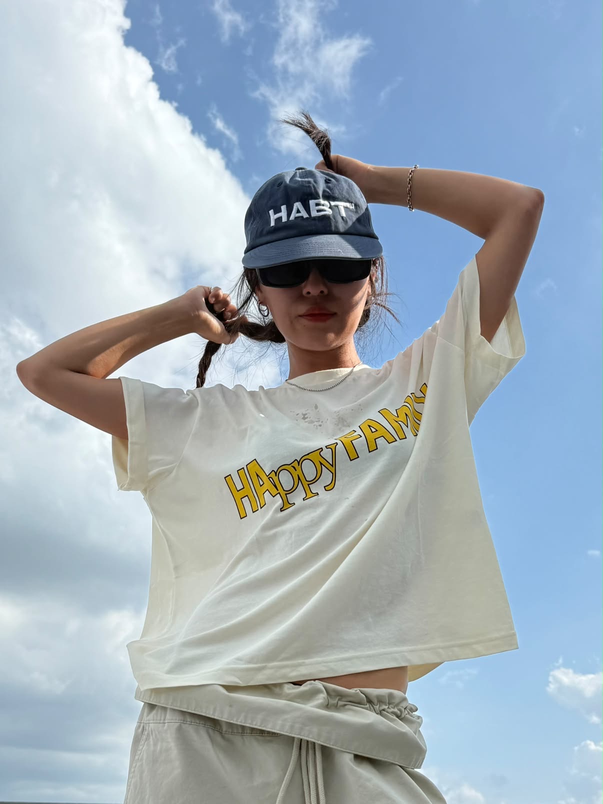 UNIVERSE GARMENT Happy Family Crop T-Shirt Ivory 착용 스타일 - 3