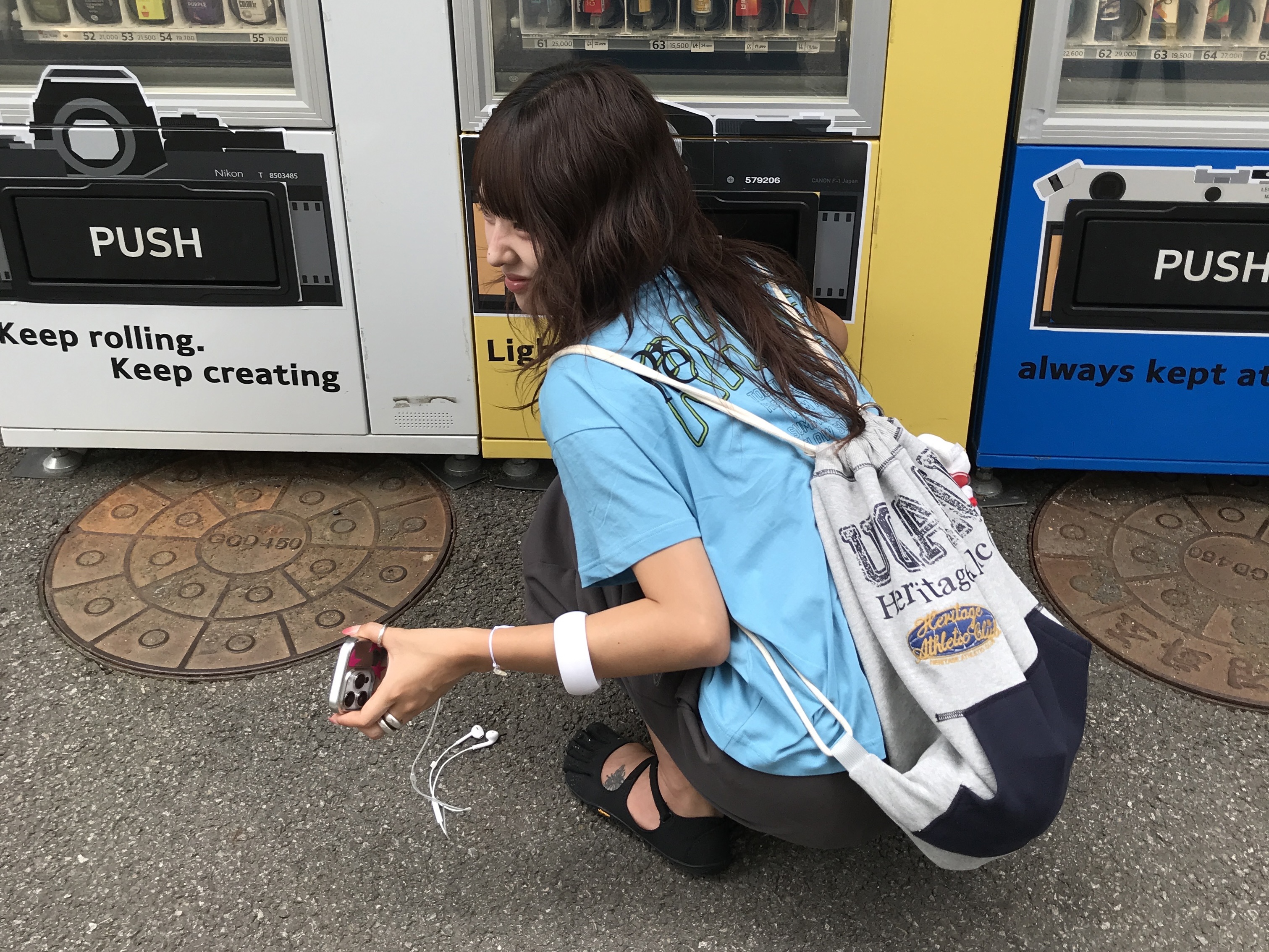 UNIVERSE GARMENT Happy Family Crop T-Shirt Blue, UNIVERSE GARMENT Universe Sign Jersey String Bag Melange Grey 착용 스타일 - 2