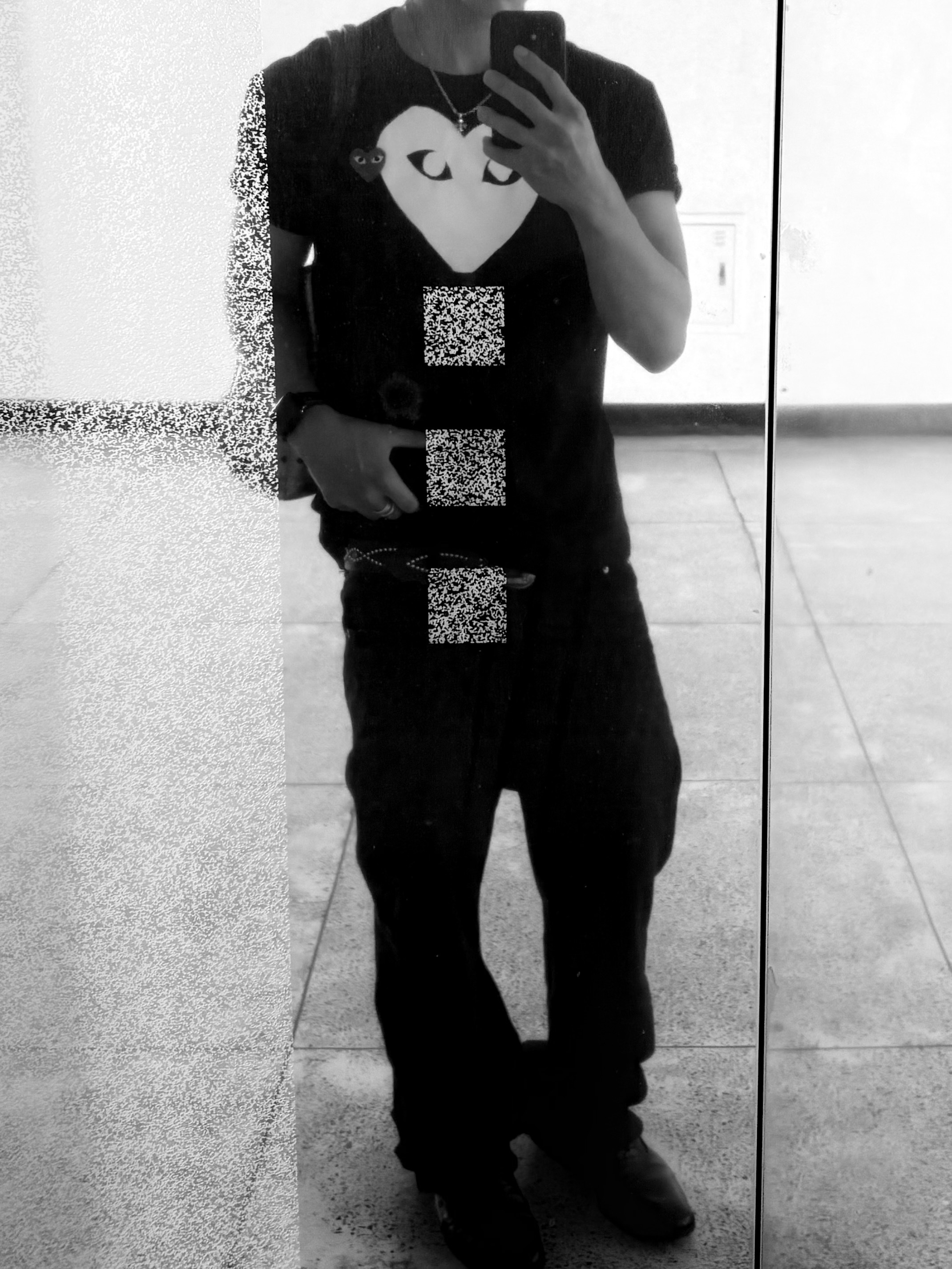 Play Comme des Garcons Red Heart Printed Heart T-Shirt Black 착용 스타일 - 1