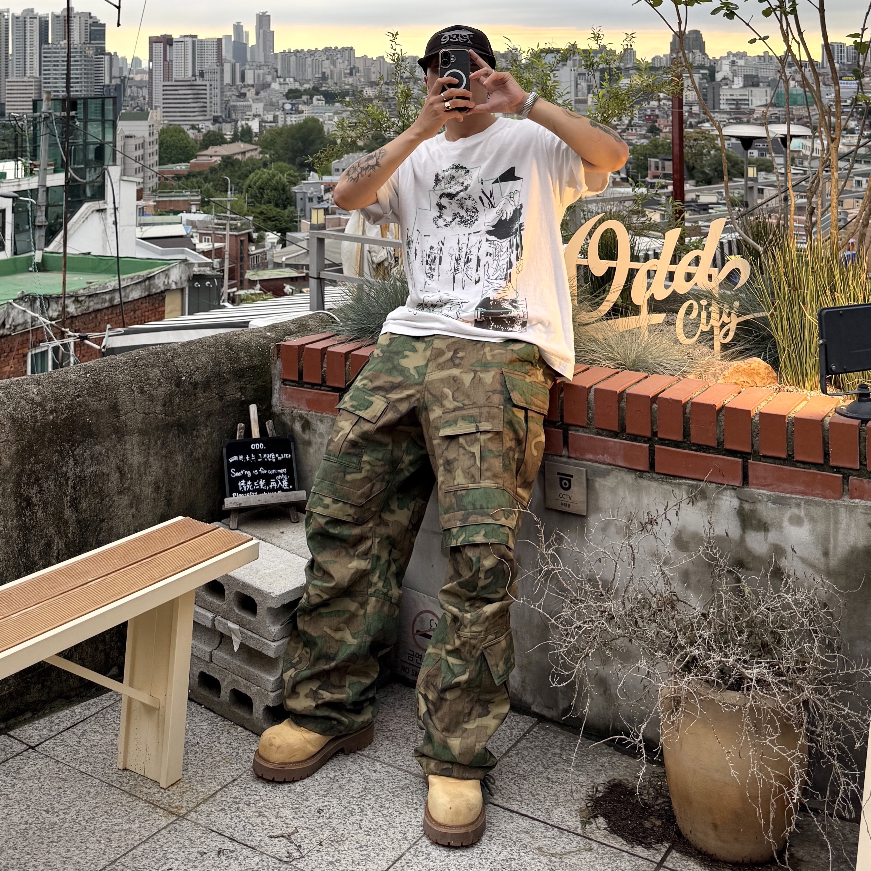 Farfromwhat Far Camo Cargo Pants Green 착용 스타일