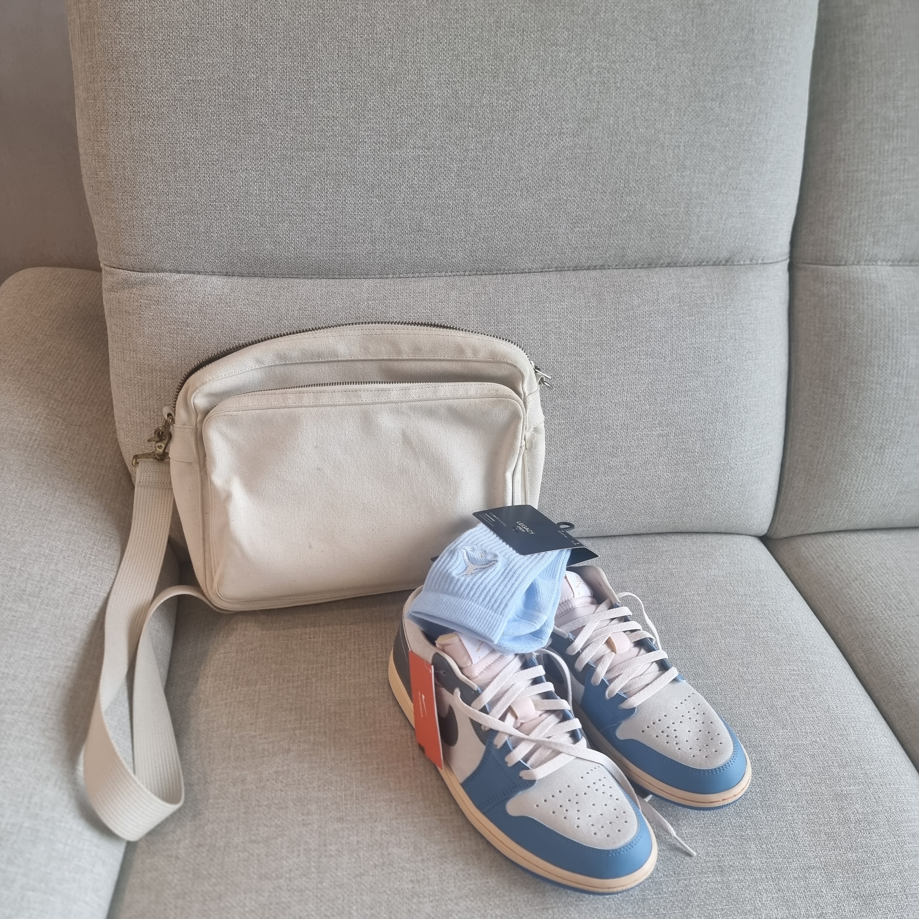 Porter x JJJJound Passport Bag L Off White, Jordan 1 Low SE Tokyo 96 착용 스타일