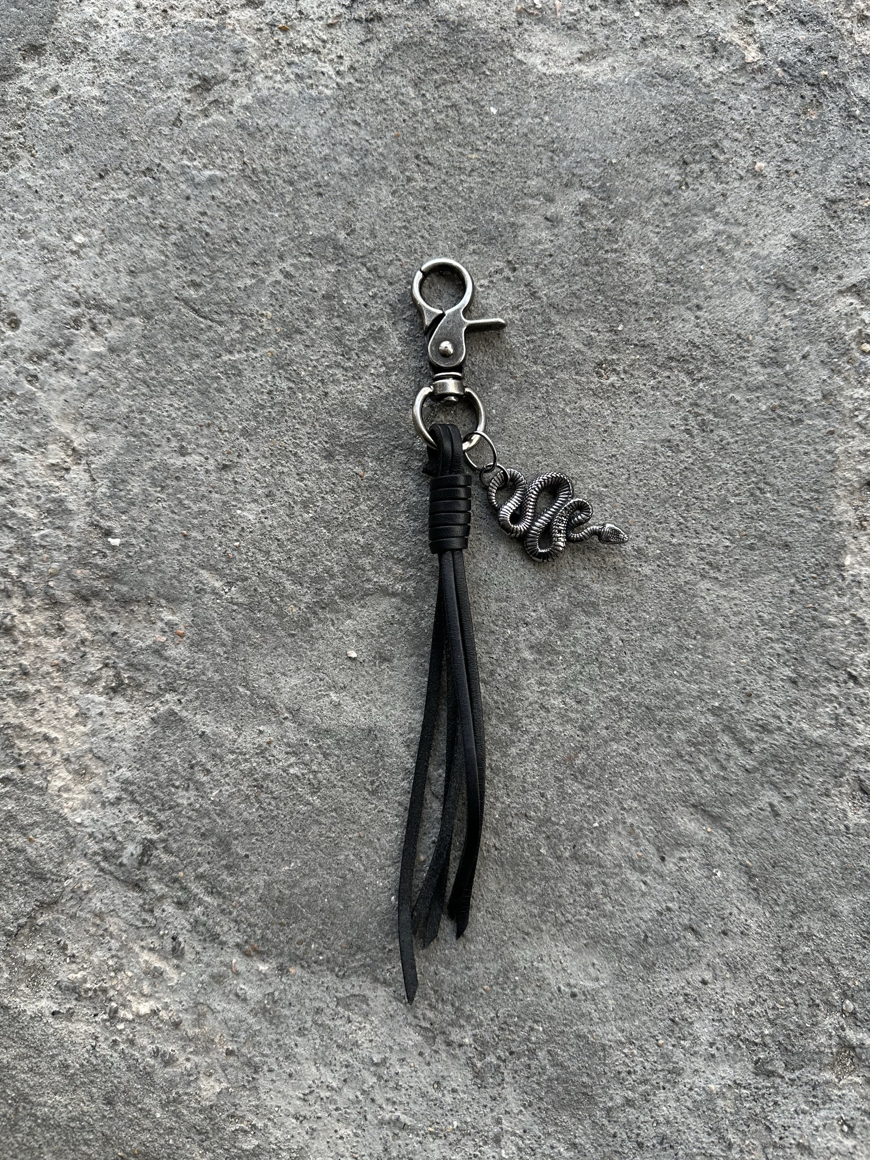 AX CONNECTION Snake Leather Tassel Keyring 착용 스타일