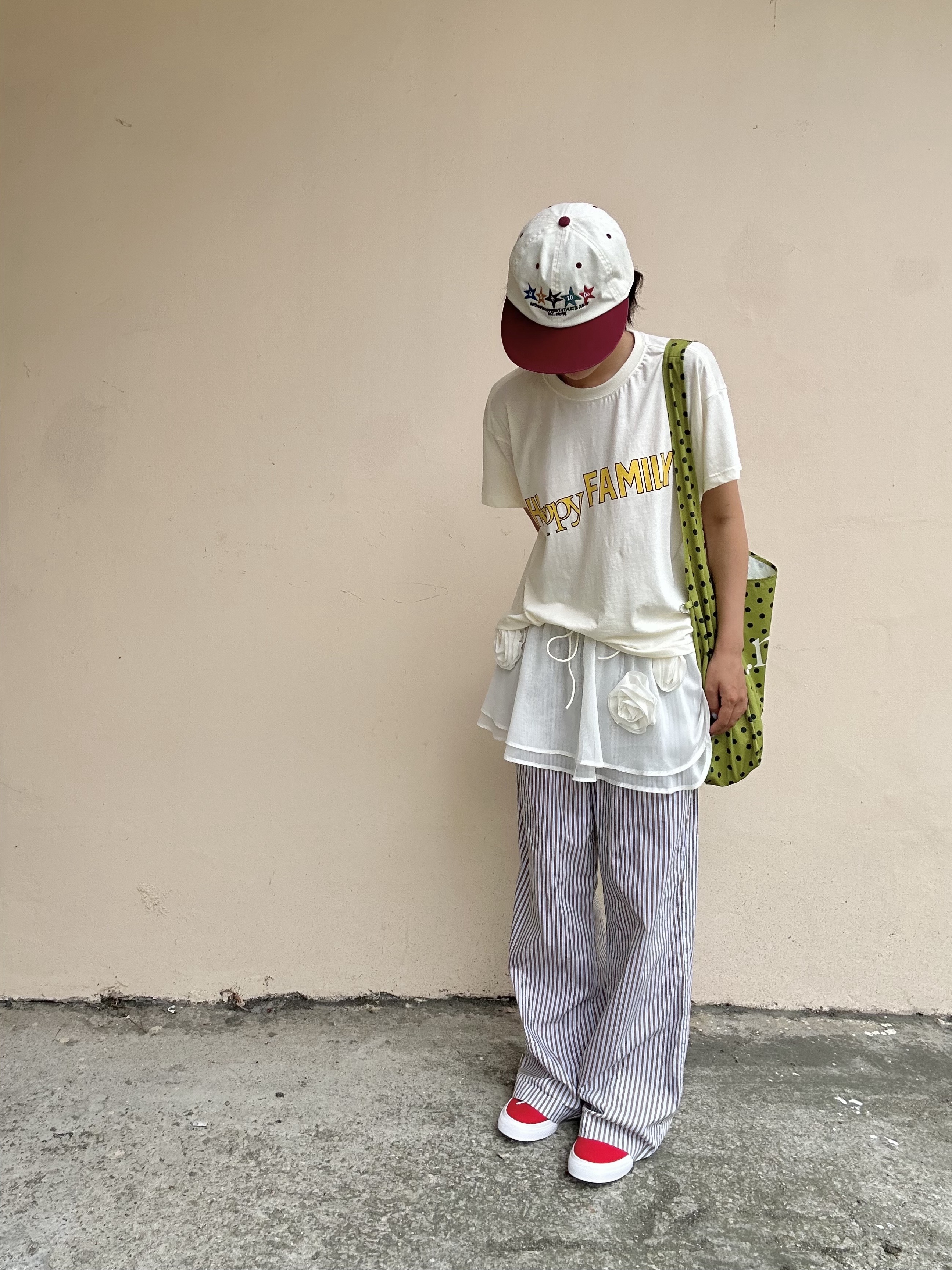 UNIVERSE GARMENT Happy Family Crop T-Shirt Ivory 착용 스타일 - 3