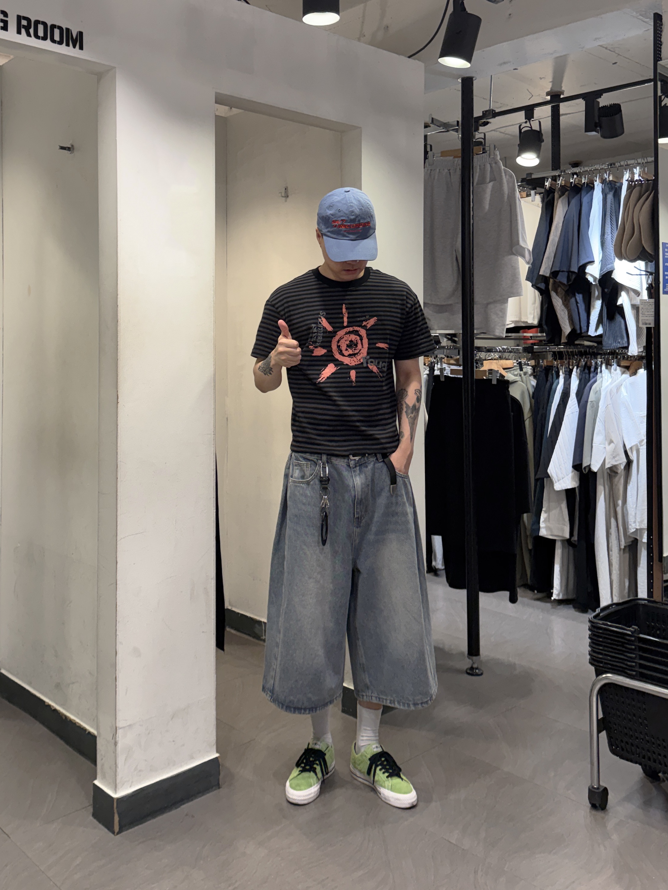 Converse x Stussy One Star Pro Ox 8 Ball Green, Oakley Essential Icon Carabiner Blackout 착용 스타일 - 4
