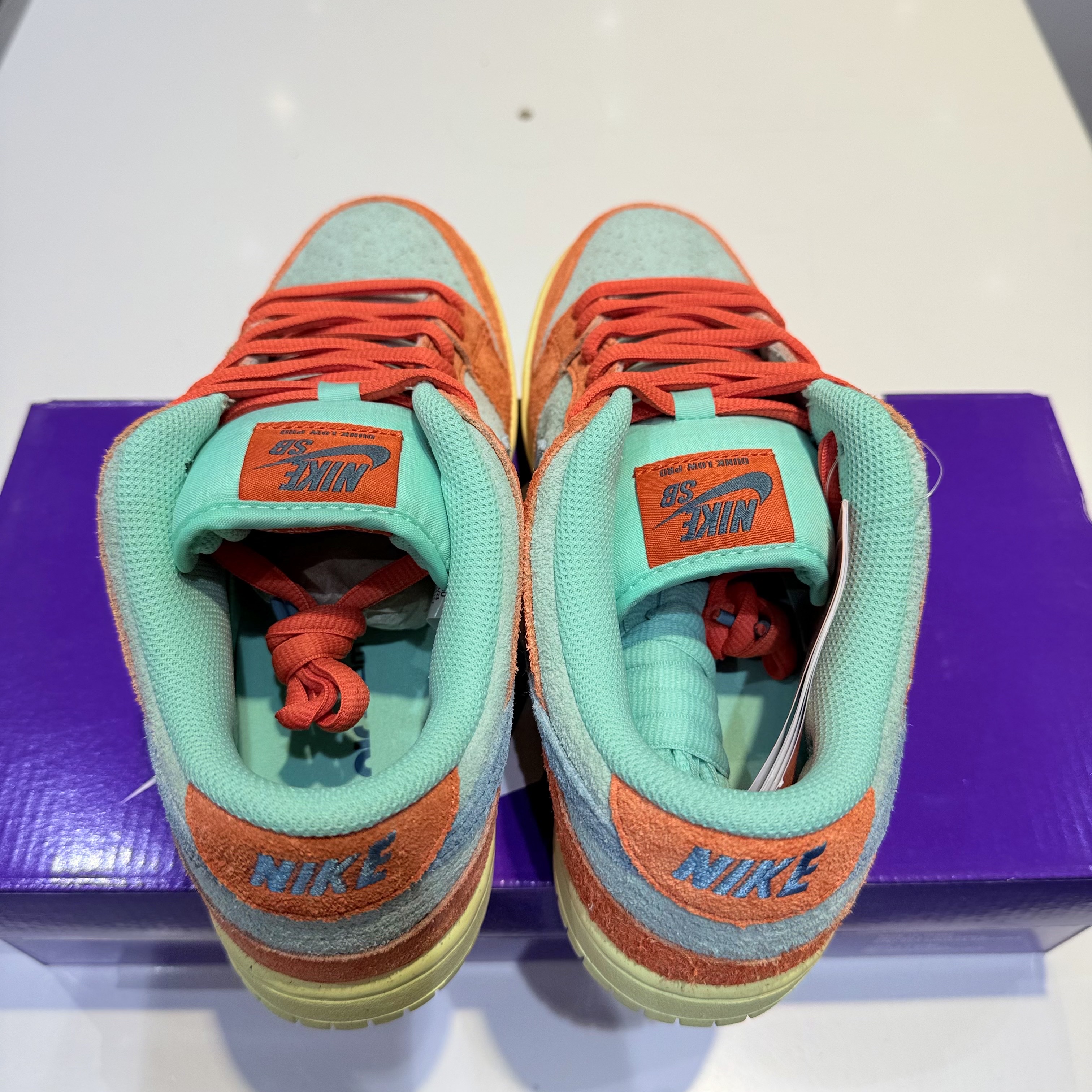 Nike SB Dunk Low Pro Premium Orange and Emerald Rise 착용 스타일 - 3