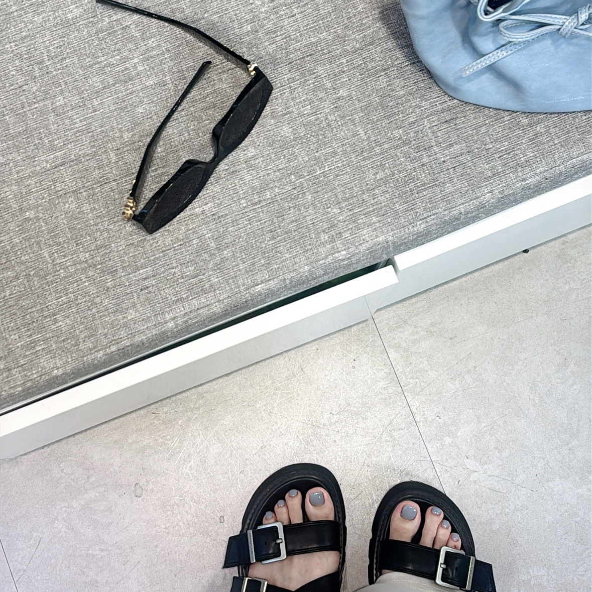 (W) Miu Miu Glimpse Sunglasses Slate Grey Lenses Black Acetate 착용 스타일