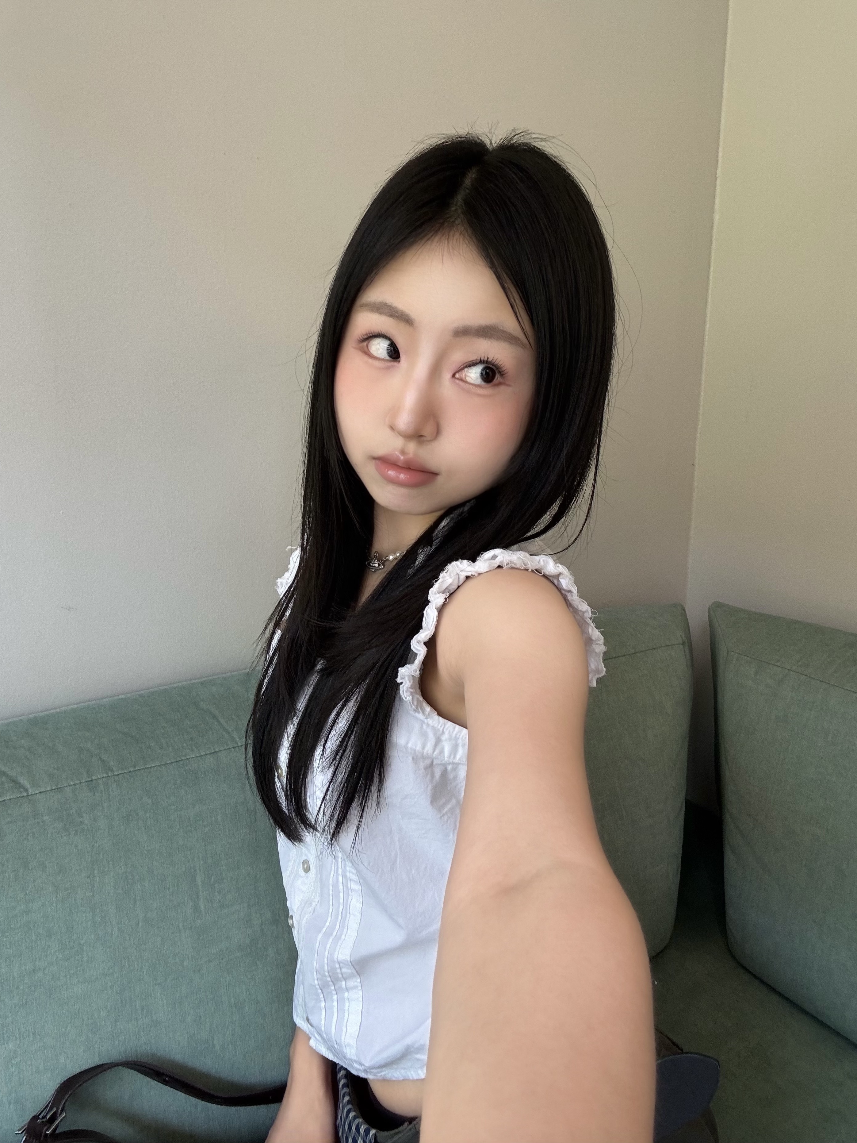 비비안 웨스트우드 올림피아 펄 네클리스 플래티넘 화이트, 비비안 웨스트우드 미니 펄 바스 릴리프 네클리스 실버 착용 스타일 - 3