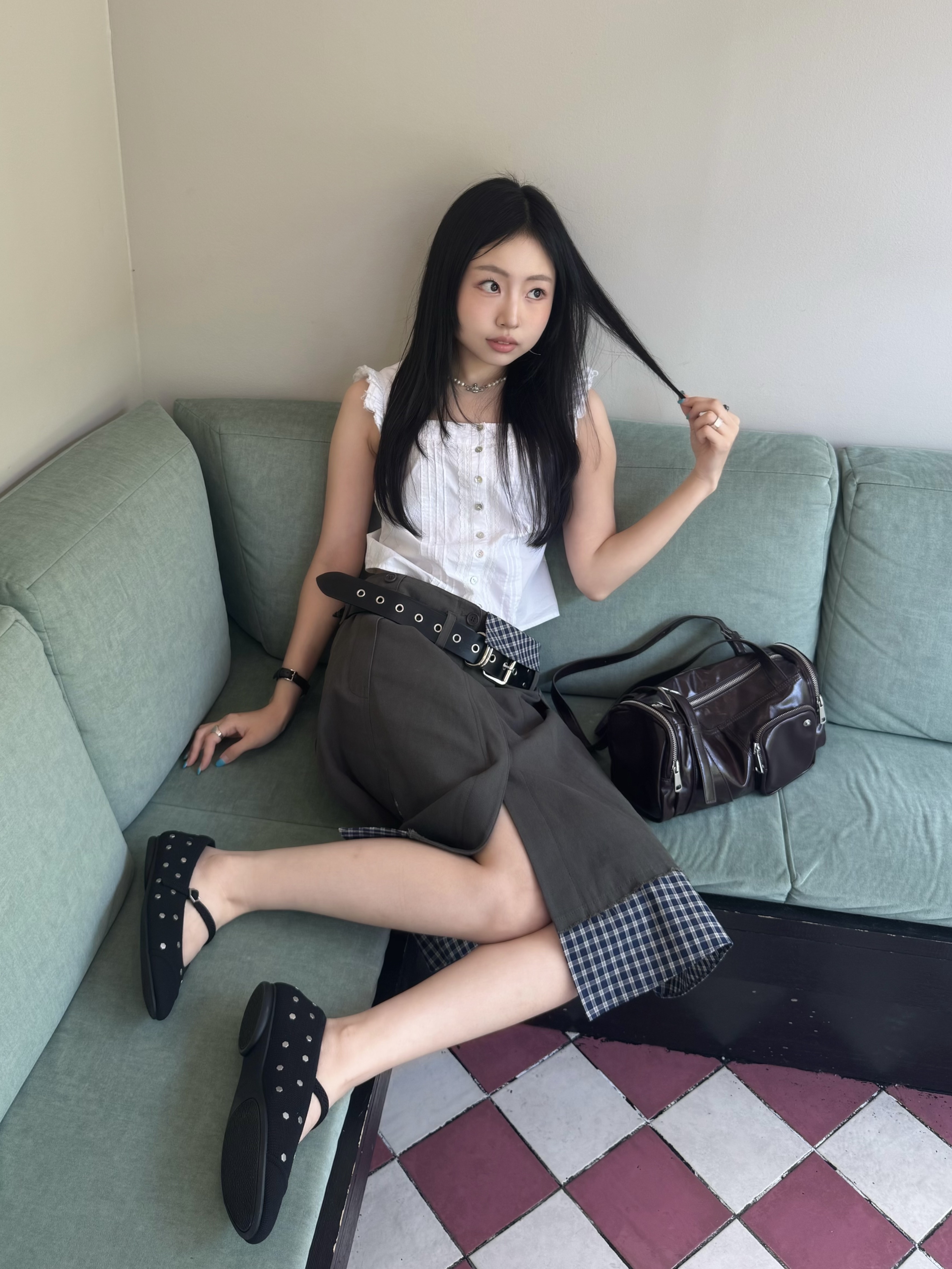 비비안 웨스트우드 올림피아 펄 네클리스 플래티넘 화이트, 비비안 웨스트우드 미니 펄 바스 릴리프 네클리스 실버 착용 스타일 - 9
