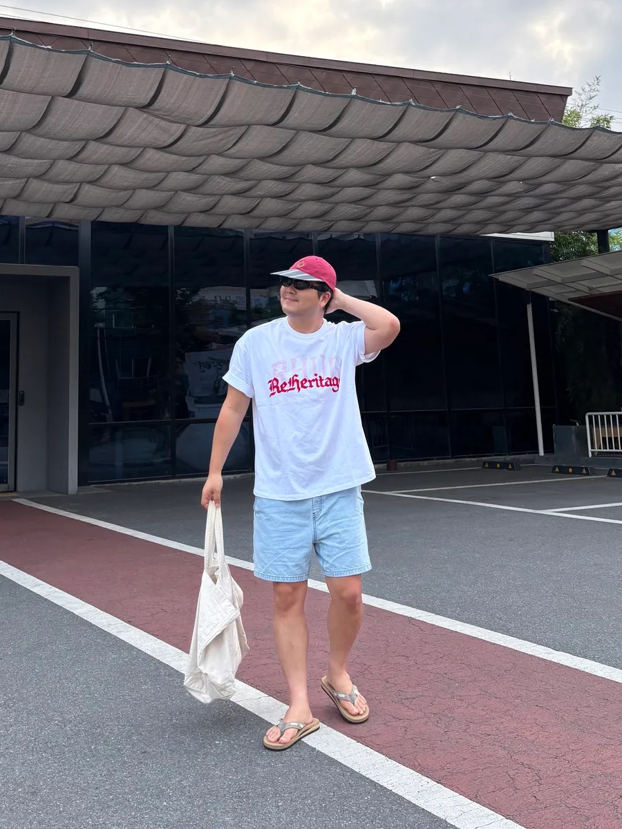 유니버스 가먼트 투 사이드 프린트 티셔츠 레드 착용 스타일