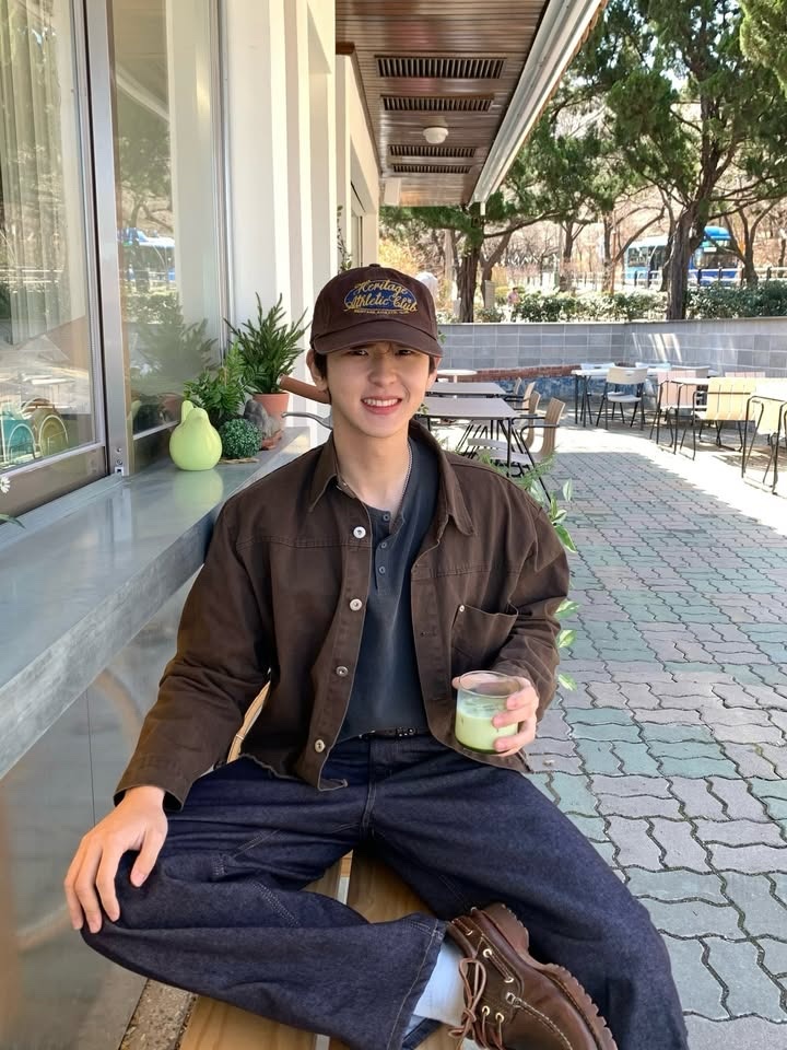 UNIVERSE GARMENT Universe Sign Long Bill Washing Cap Brown 착용 스타일
