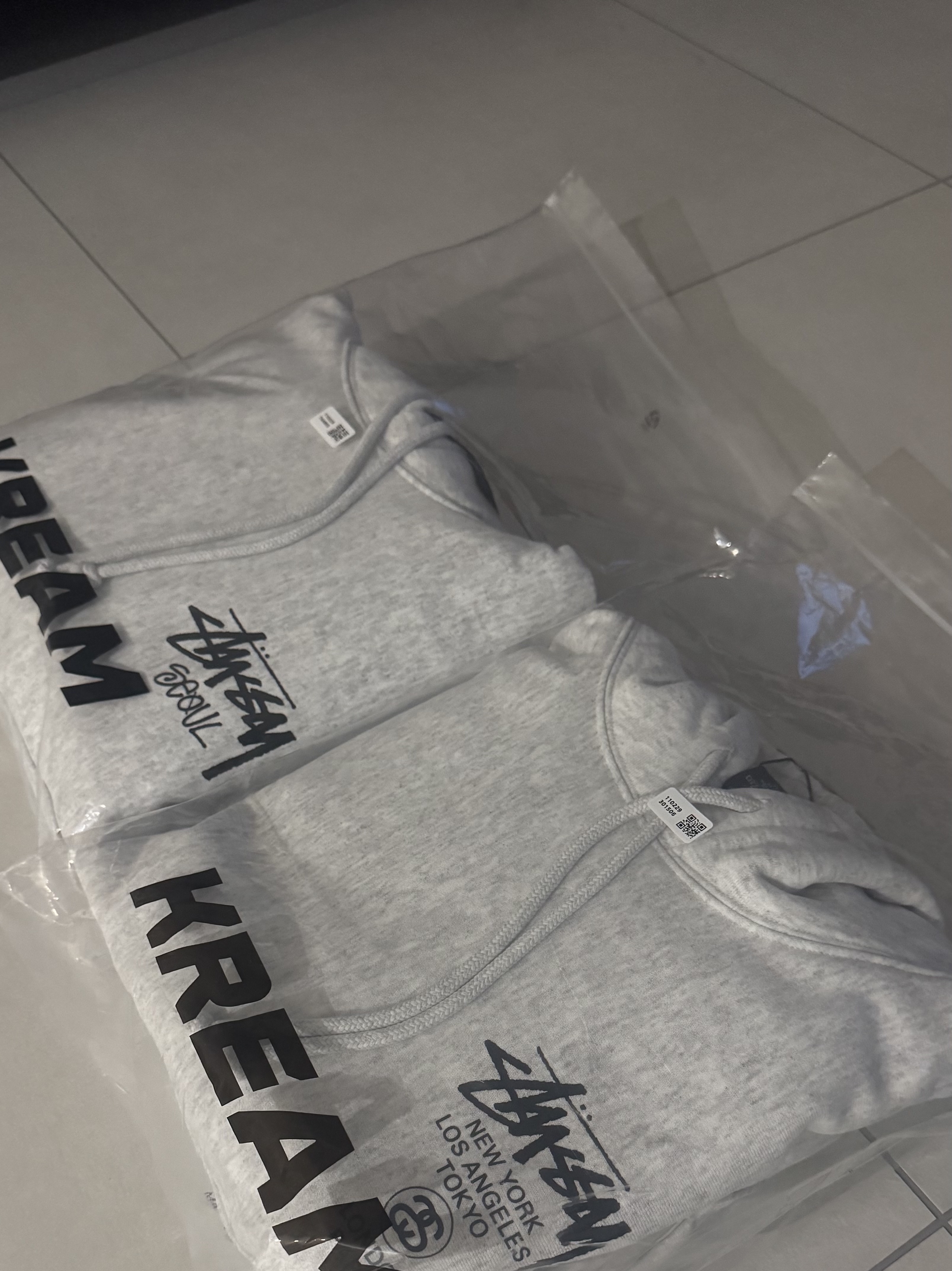 Stussy World Tour Hoodie Ash Heather 2024,2025 착용 스타일