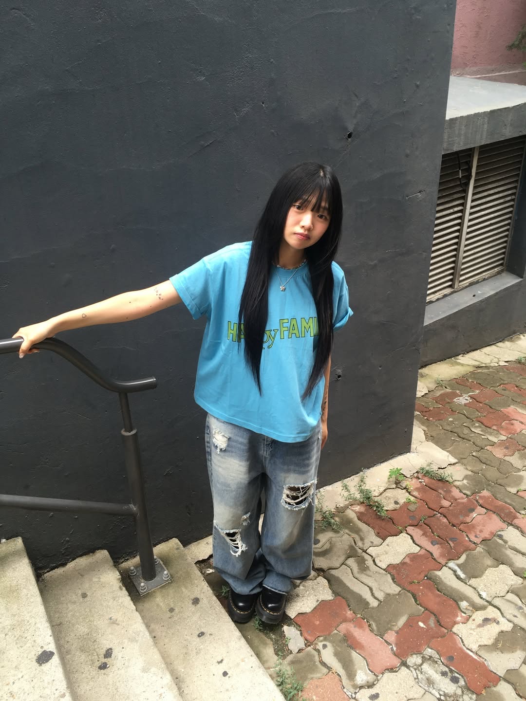 UNIVERSE GARMENT Happy Family Crop T-Shirt Blue 착용 스타일 - 2
